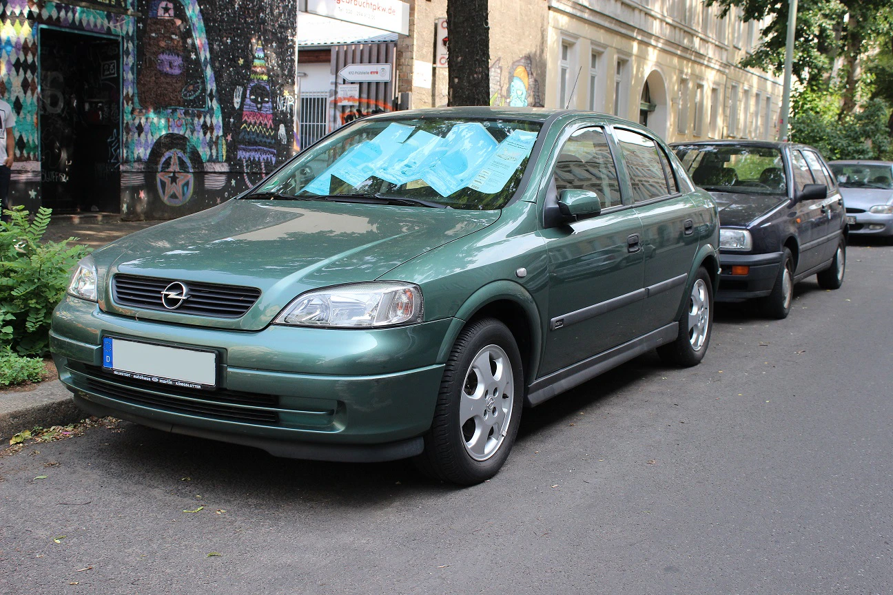 Opel Astra G Stufenheck Aussenansicht Front schräg statisch grün