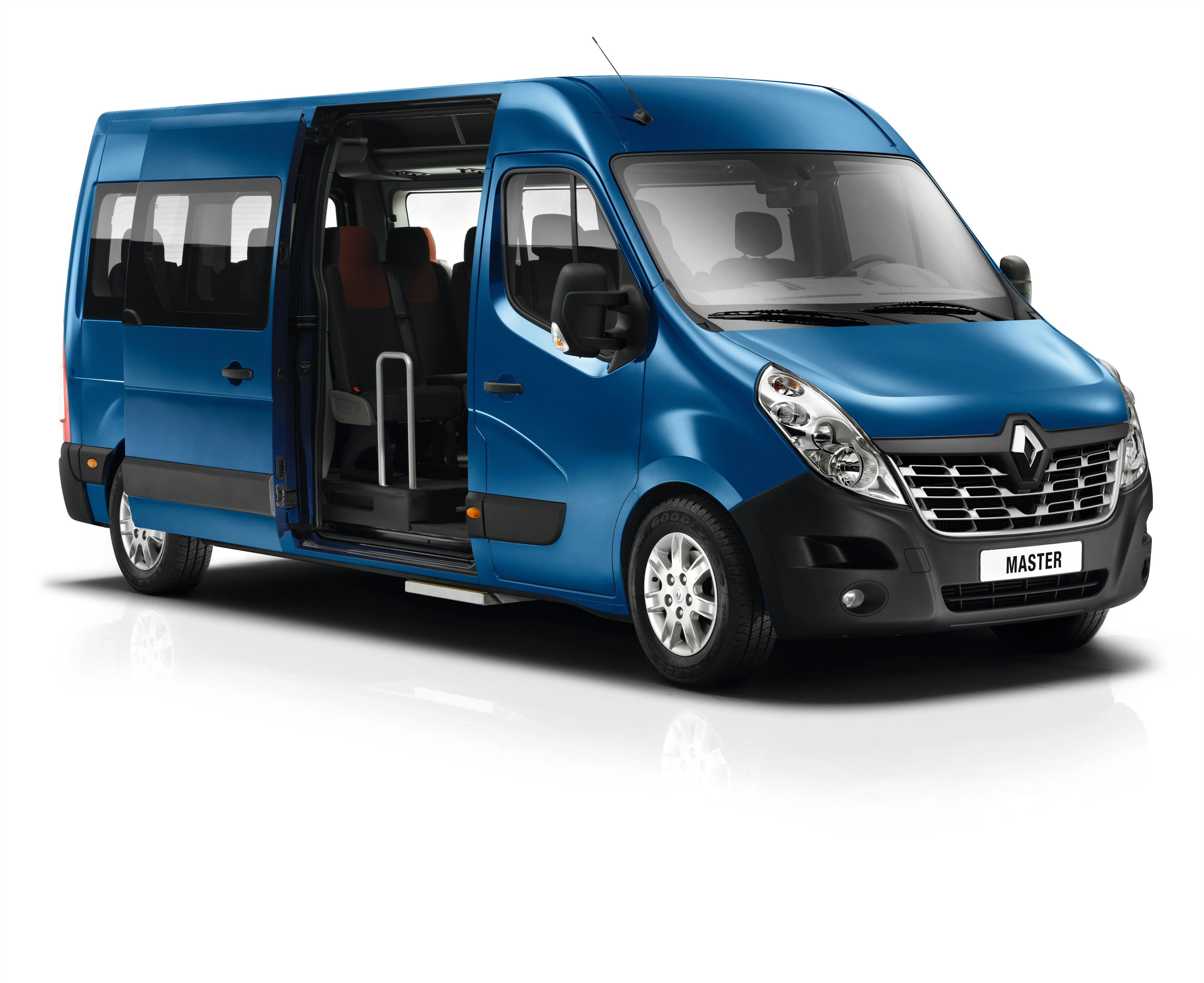 Blauer Renault Master Kleinbus mit geöffneten Schiebetüren, zeigt Innenraum und Sitzanordnung. Fahrzeug steht auf weißem Hintergrund.