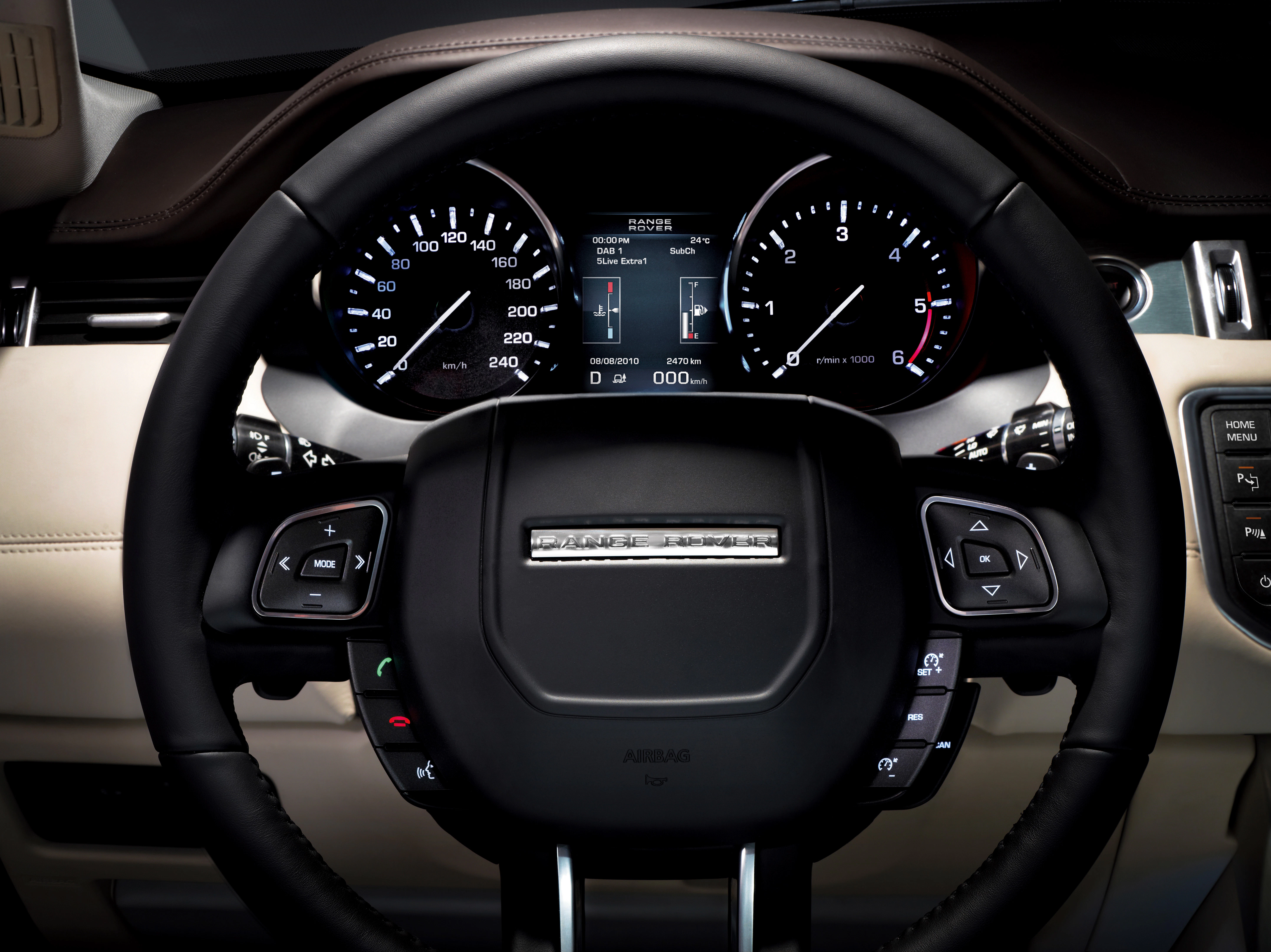 Lenkrad eines Autos mit Tachometer, Drehzahlmesser und digitalem Display, zeigt 36.092 km und eine Reichweite von 511,3 km an.
