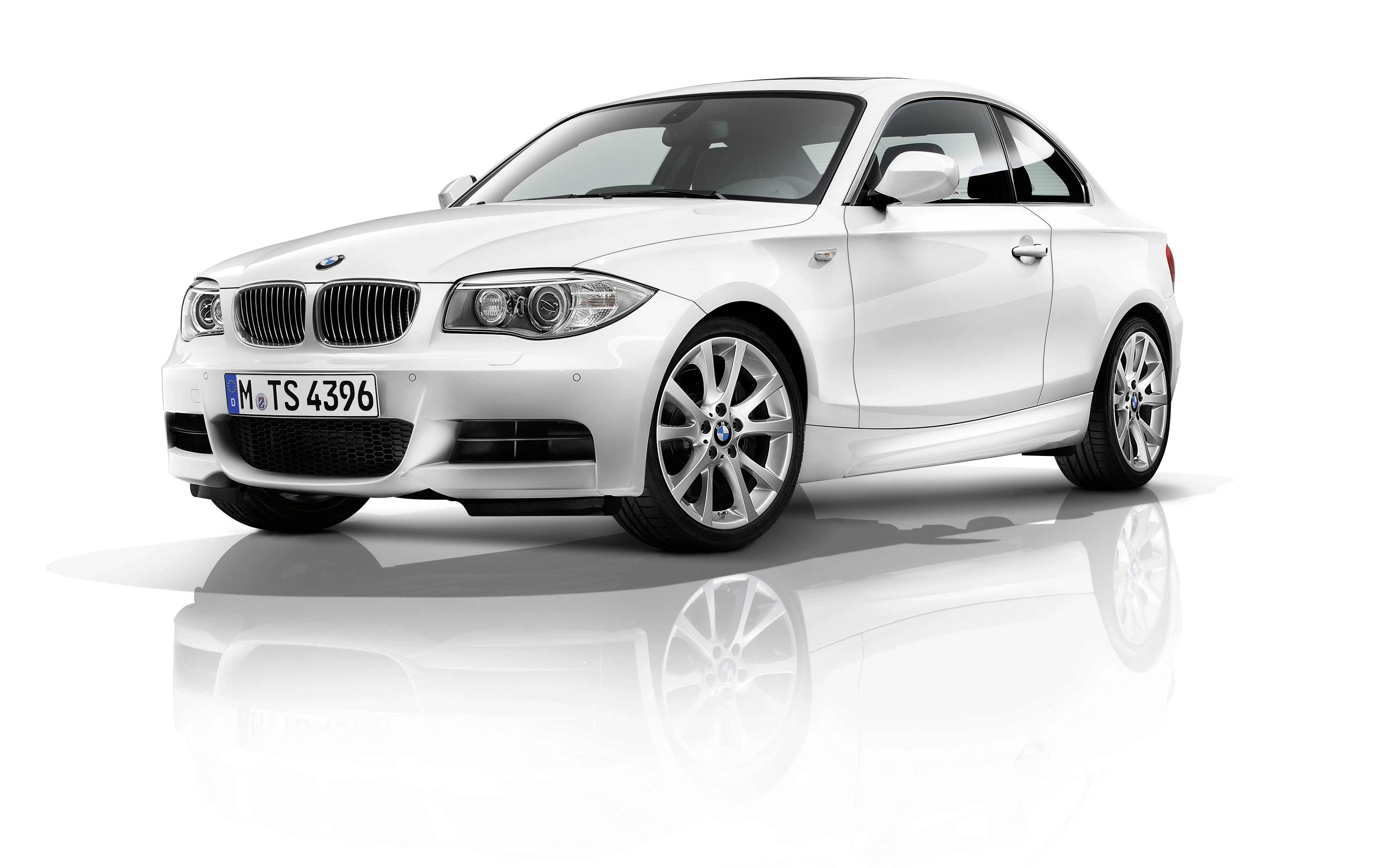 Weißer BMW 1er Coupé auf weißem Hintergrund mit glänzendem Lack und sportlichem Design, Frontansicht schräg von links.