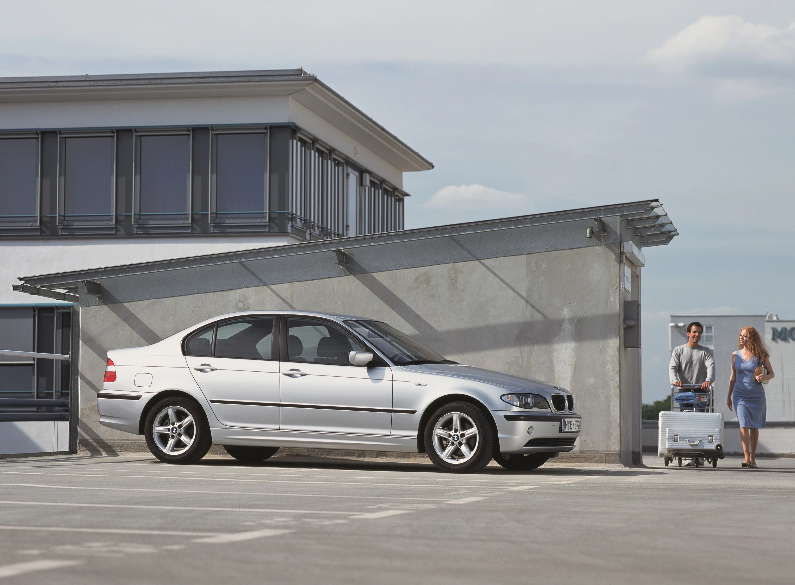 BMW 3er Limousine E46 LCI Aussenansicht Seite schräg statisch silber