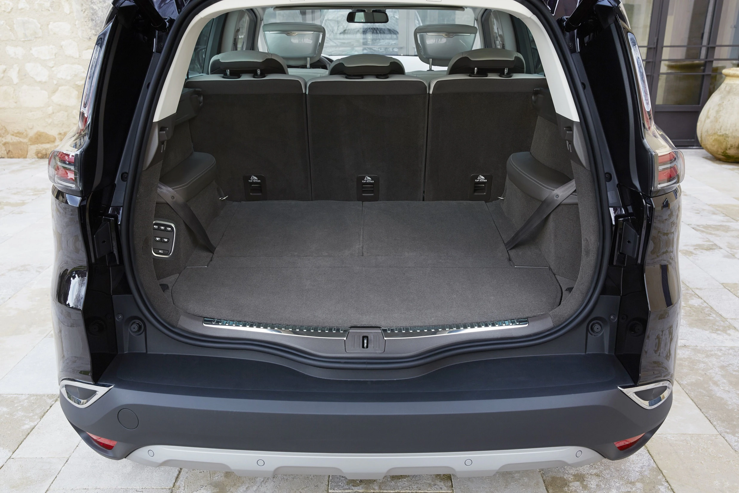 Kofferaum eines Autos mit umgeklappten Rücksitzen, zeigt einen geräumigen Laderaum, ideal für großes Gepäck oder Transporte.