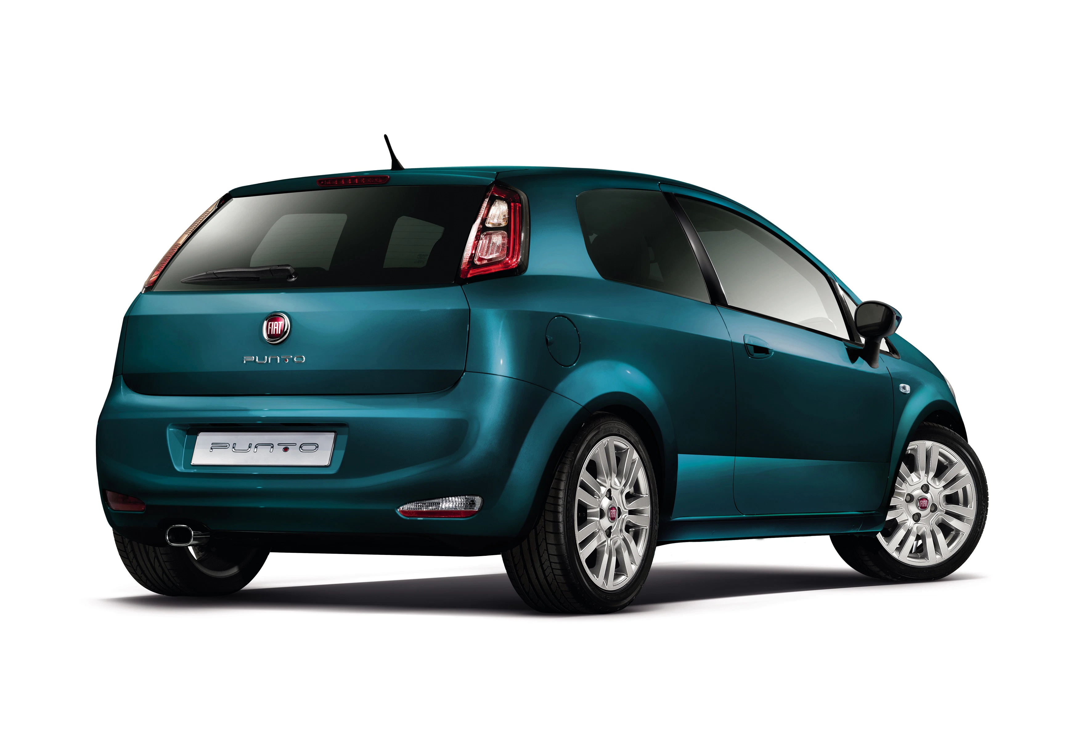 Ein türkisfarbener Fiat Punto von hinten in einem Studio. Er hat runde Rücklichter und glänzende Felgen.