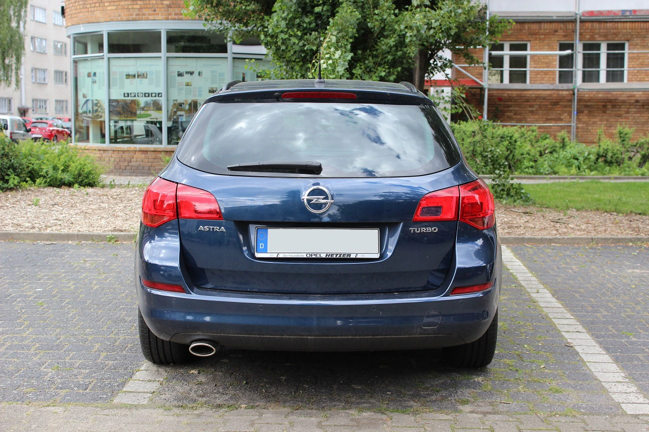 Opel Astra J Sports Tourer Aussenansicht Heck statisch blau