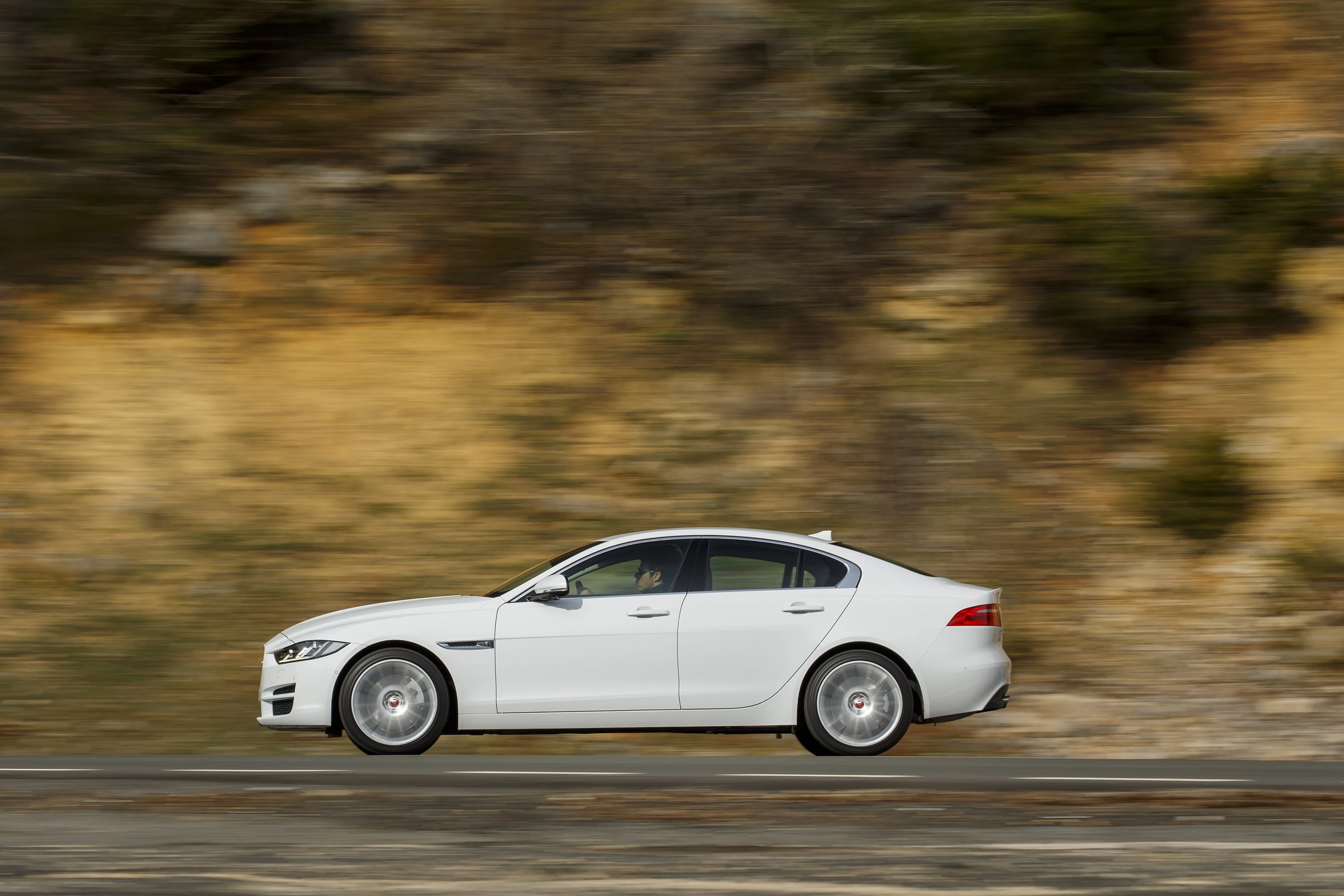 Jaguar XE X760 Aussenansicht Seite dynamisch weiss