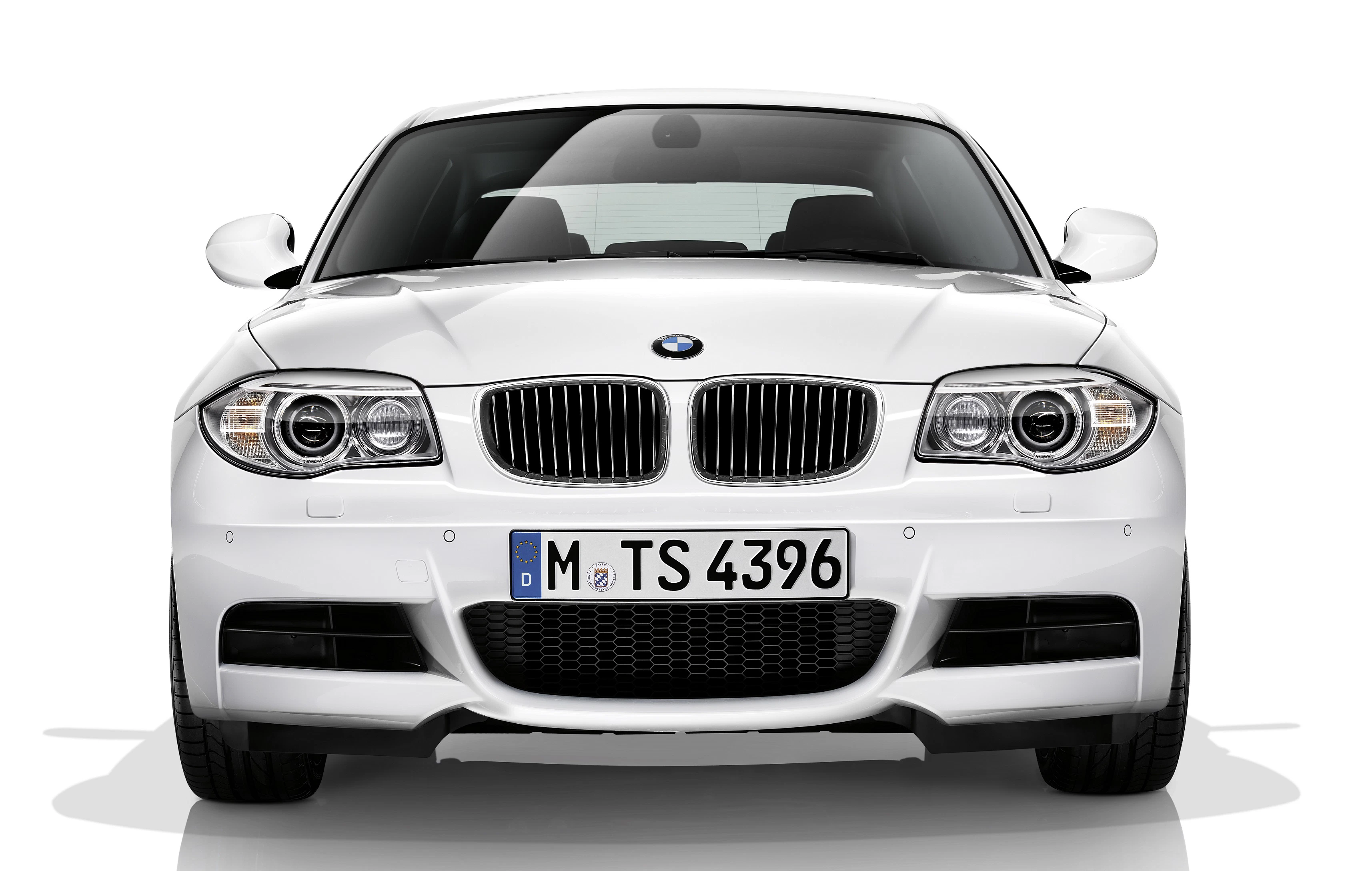 Weißer BMW 1er von vorne, mit markantem Nierengrill und Scheinwerfern. Kennzeichen beginnt mit "M". Fahrzeug auf weißem Hintergrund.