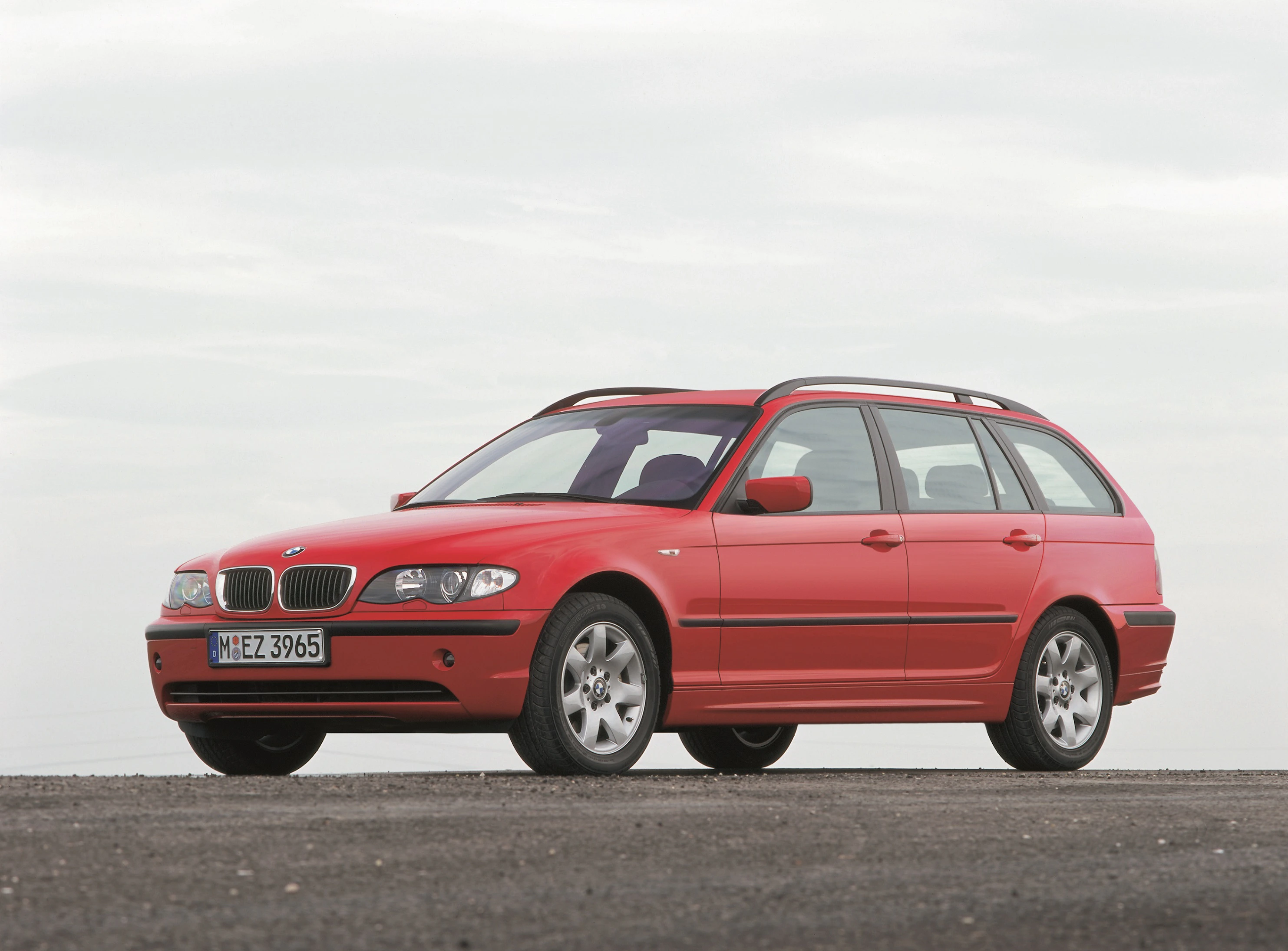 BMW 3er Touring E46 LCI Aussenansicht Front schräg statisch rot