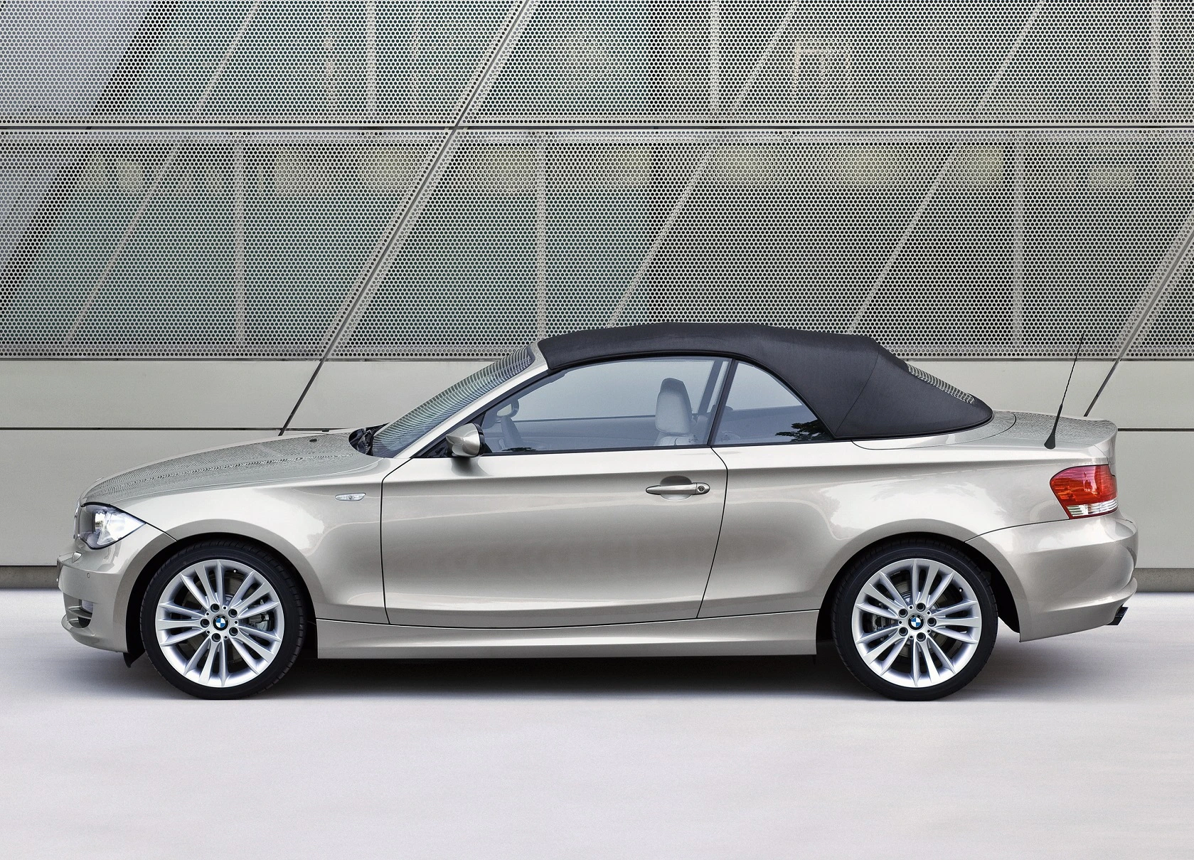 BMW 1er Cabriolet E88 Aussenansicht Seite statisch grau