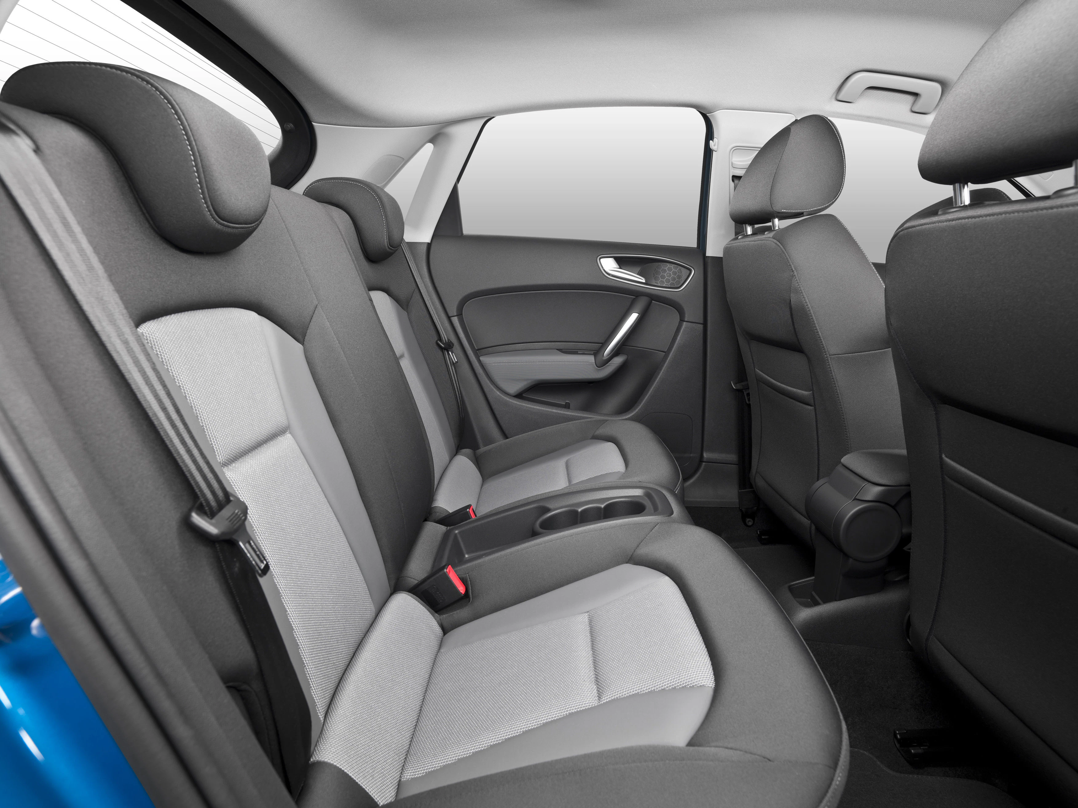 Rückansicht eines Autos, zeigt grau-schwarze Polstersitze und Türverkleidungen im Innenraum, modern und geräumig.