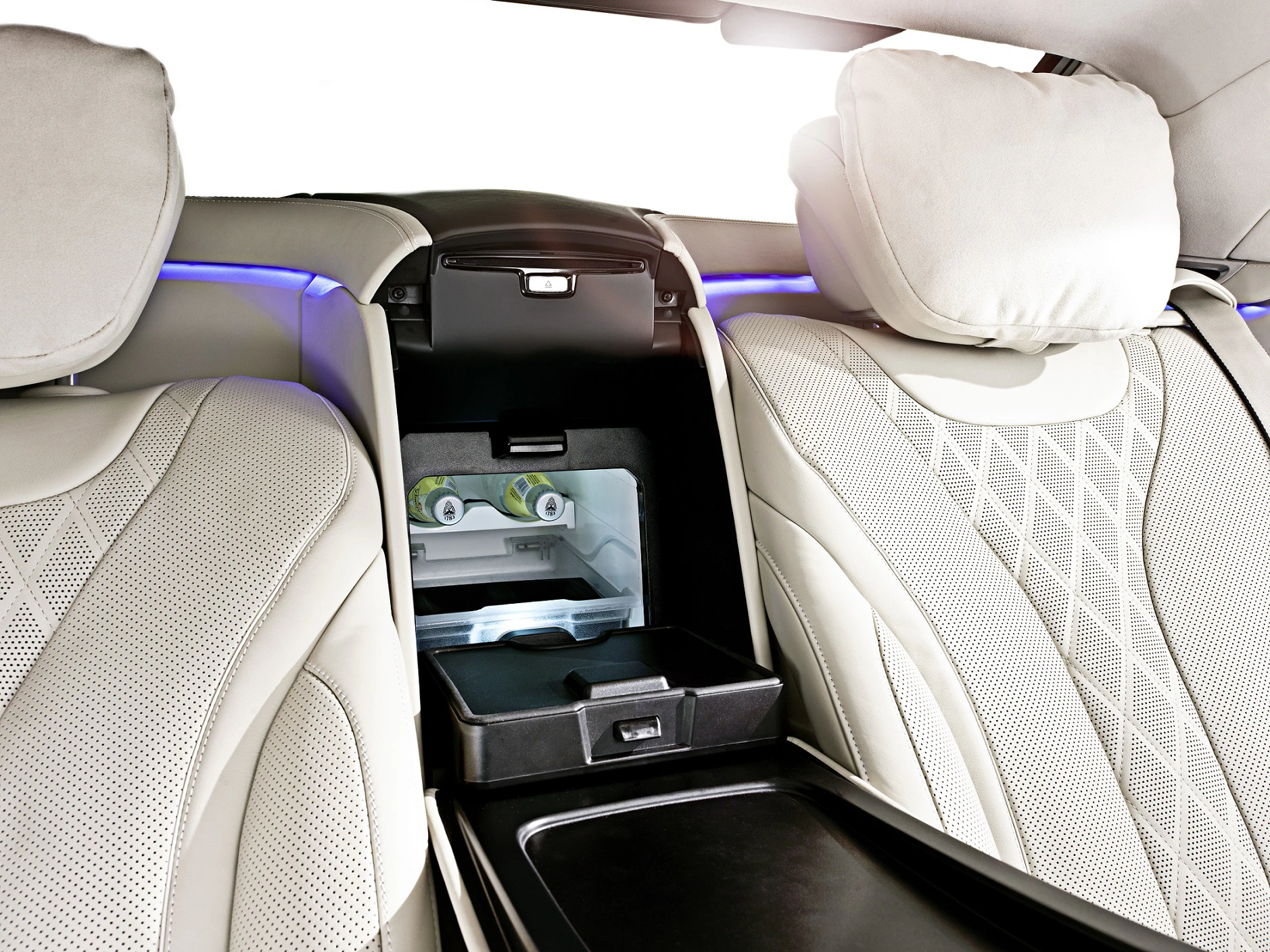 Elegantes Autoinnenraum-Design mit luxuriösen beigen Ledersitzen, blauer Akzentbeleuchtung und einer offenen Mittelkonsole mit Getränkehalter.