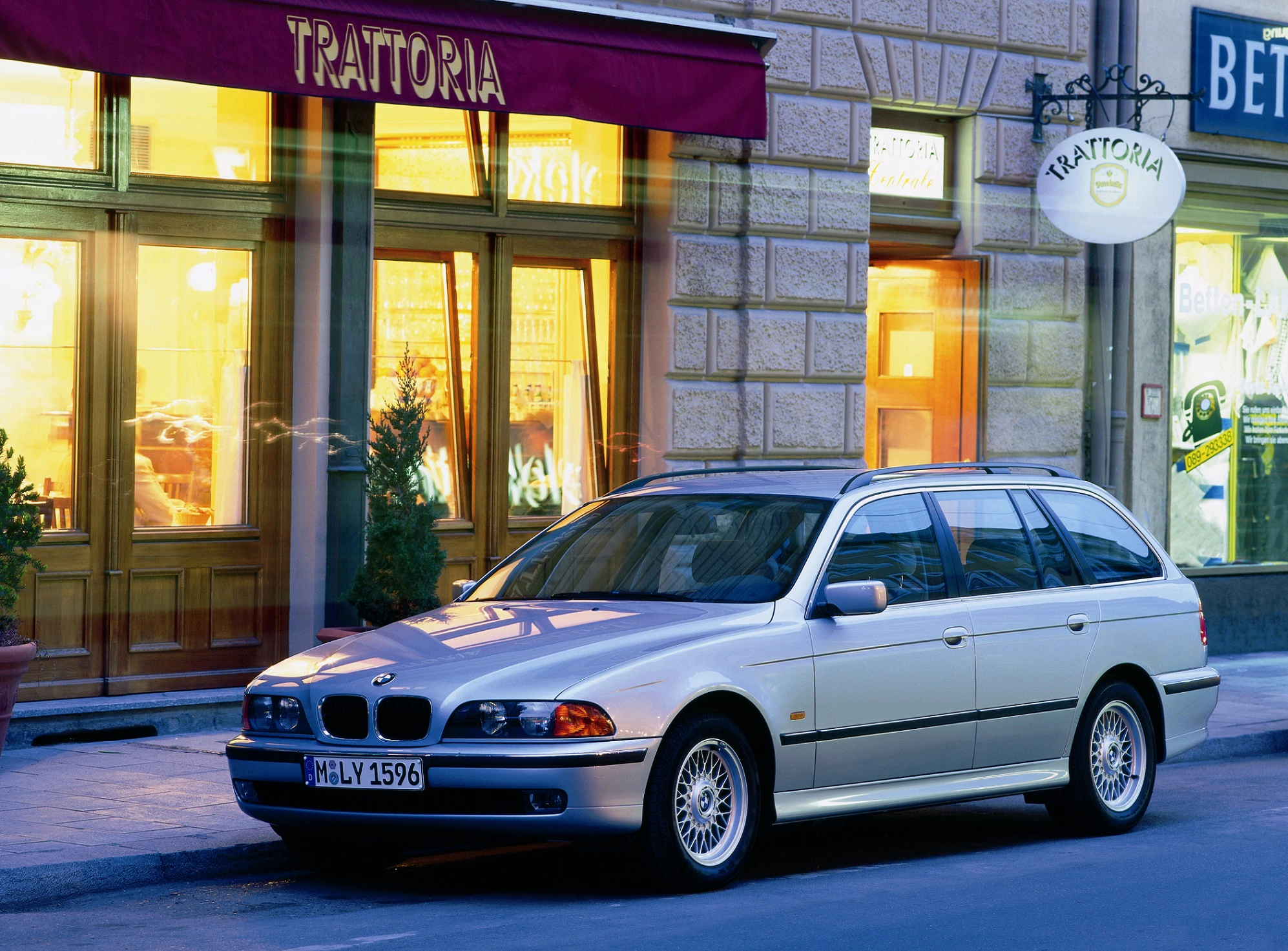 BMW 5er Touring E39 Aussenansicht Front schräg statisch silber