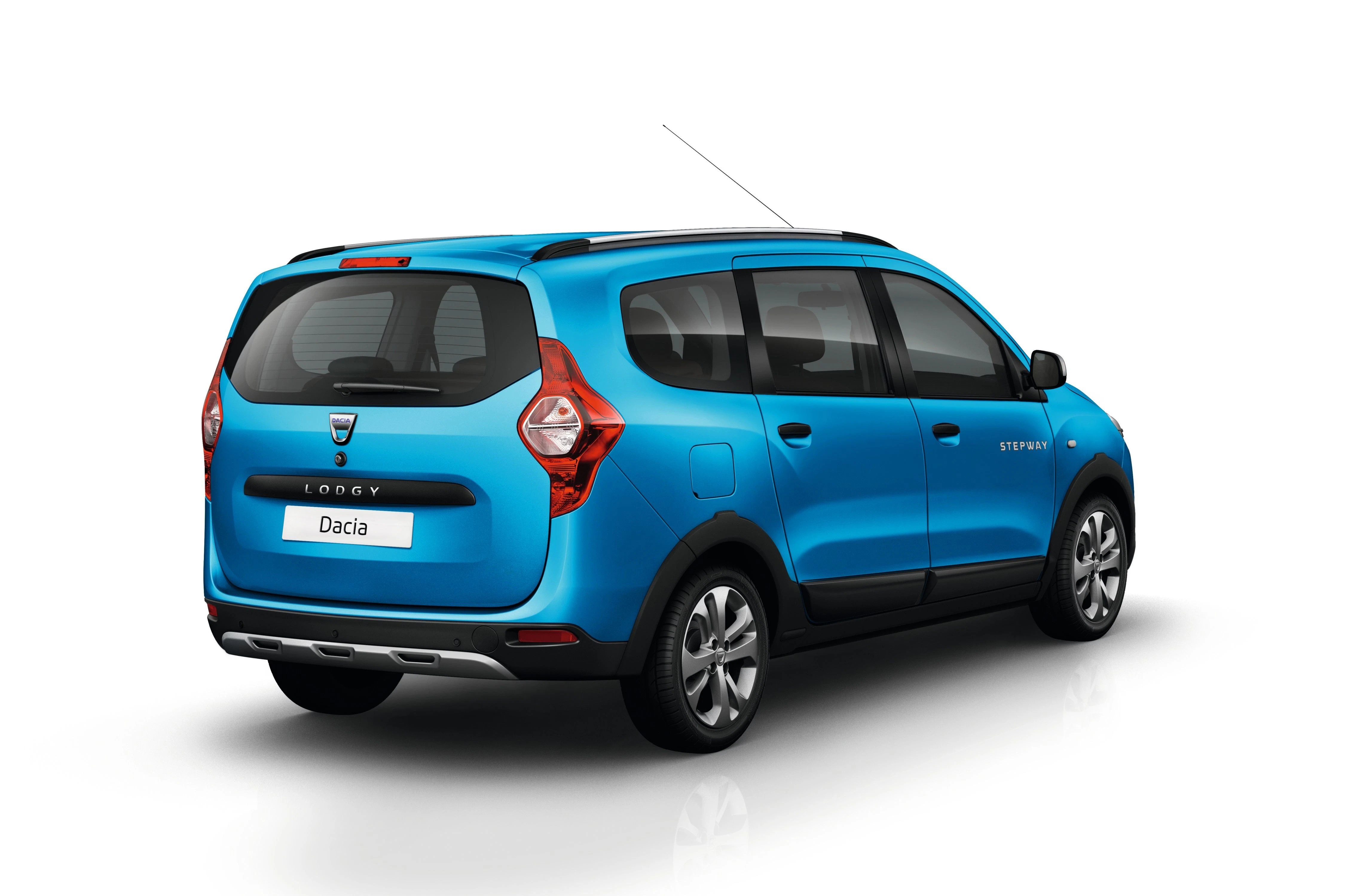 Blauer Dacia Lodgy Stepway von hinten auf weißem Hintergrund, zeigt die Rückansicht und das Emblem der Automarke.