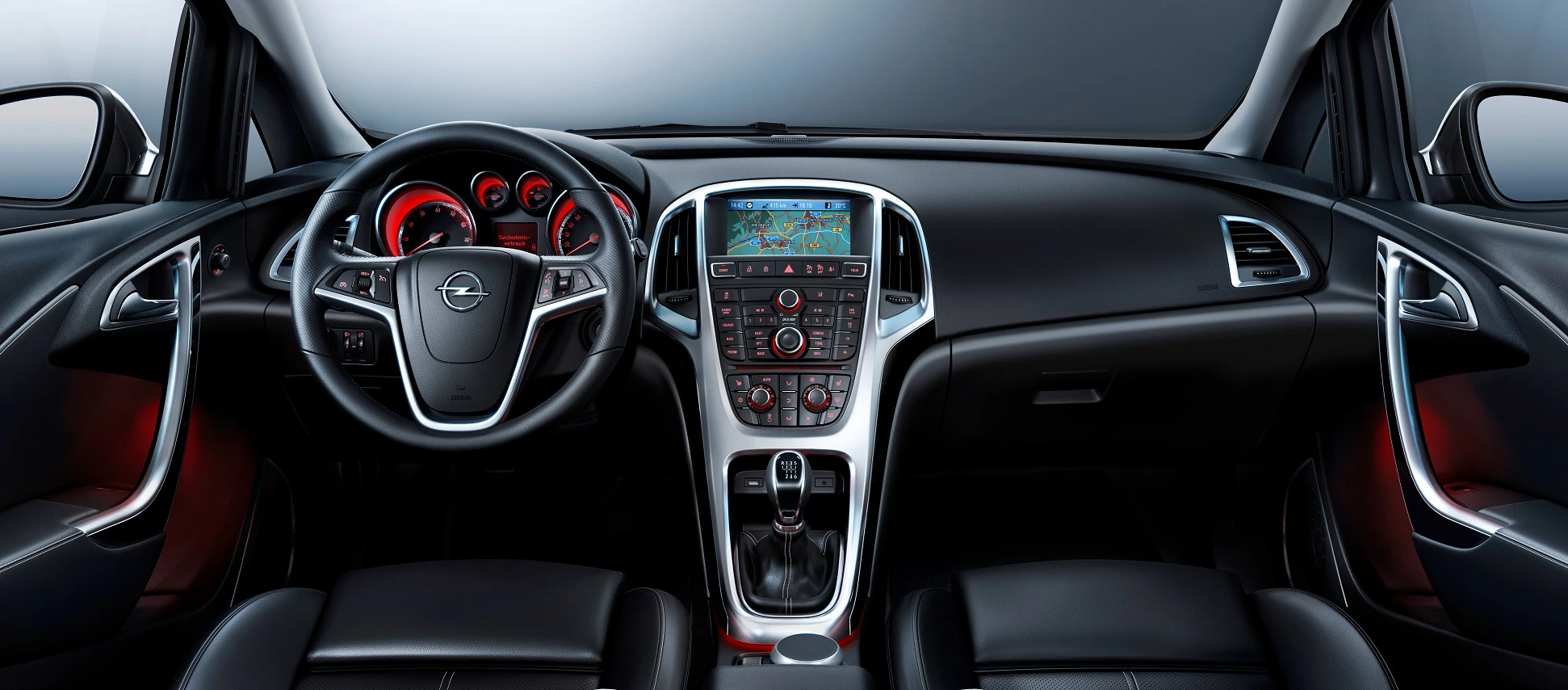 Opel-Autoarmatur mit großem Display in der Mittelkonsole, Lederlenkrad, schwarzem Armaturenbrett und klimatisierten Lüftungsschlitzen.