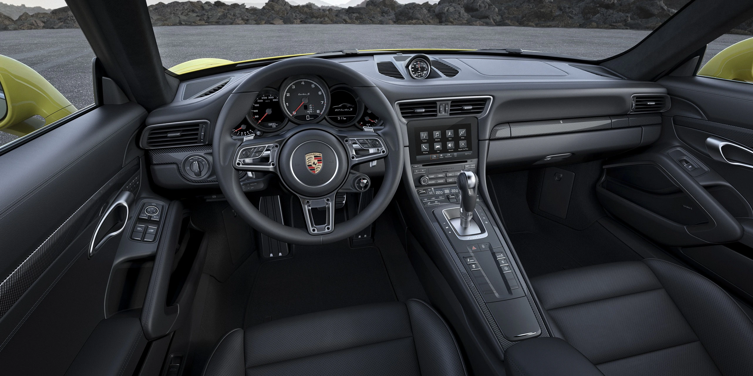 Innenraum eines Sportwagens mit Lederpolstern, modernen Armaturen, Multifunktionslenkrad und großem Touchscreen-Display.