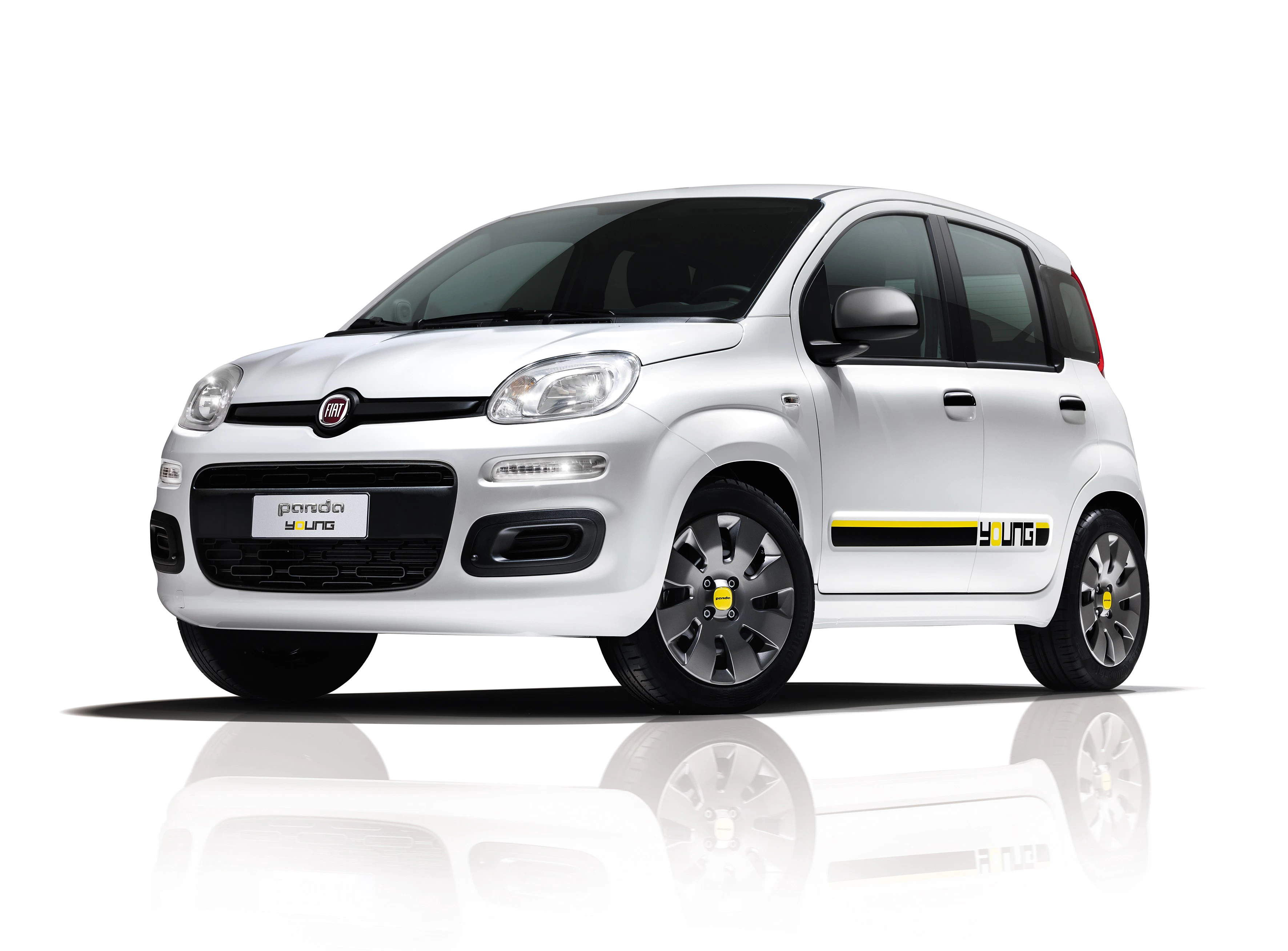 Weißer Kleinwagen in Seitenansicht, Fiat-Logo auf der Front, moderne Scheinwerfer, schwarze Felgen und gelbe Akzente an der Seite.