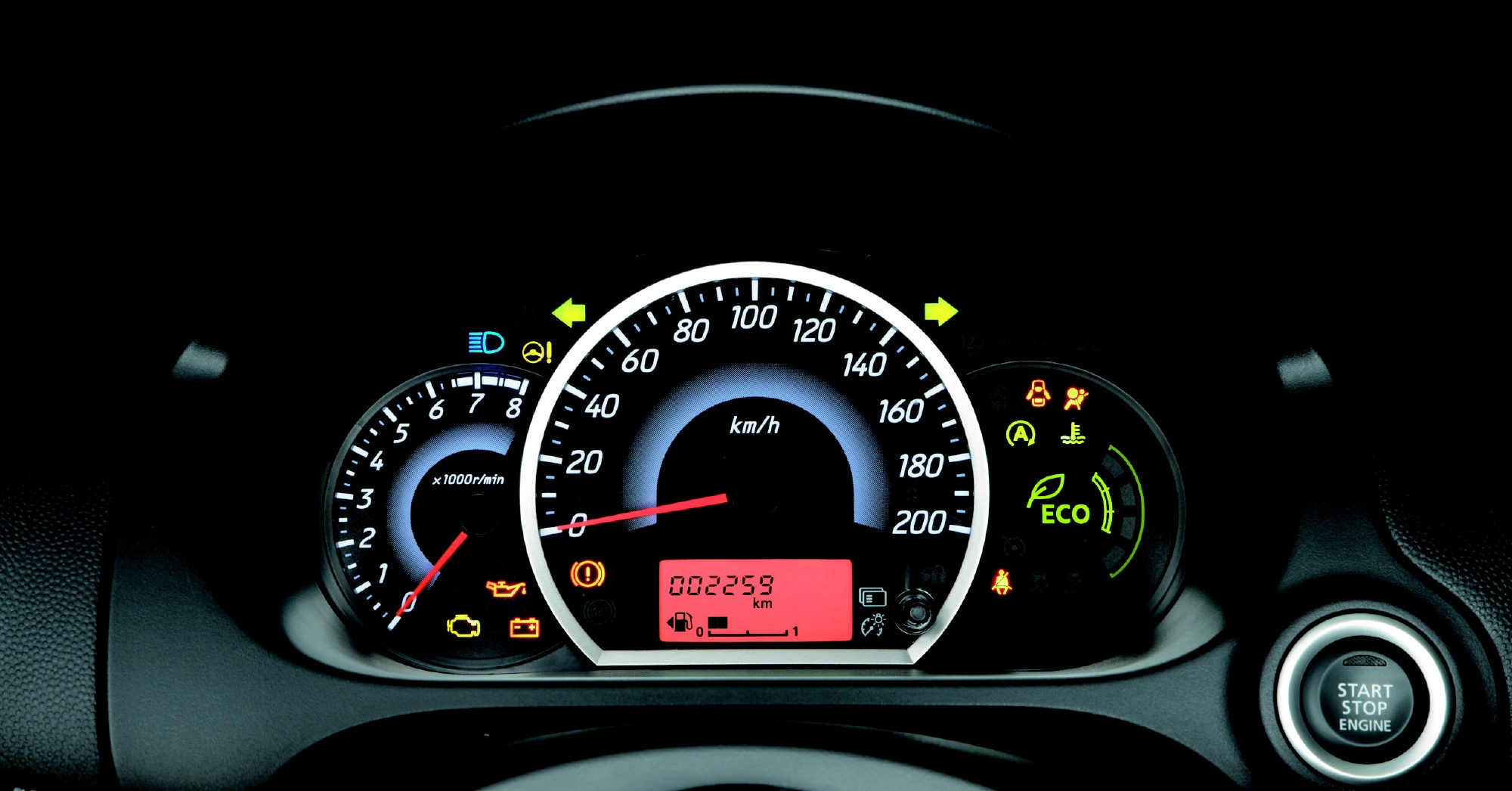 Armaturenbrett eines Autos mit Tacho, Drehzahlmesser, Warnleuchten und einem Start-Stopp-Knopf. Der Kilometerstand zeigt 2259 an.