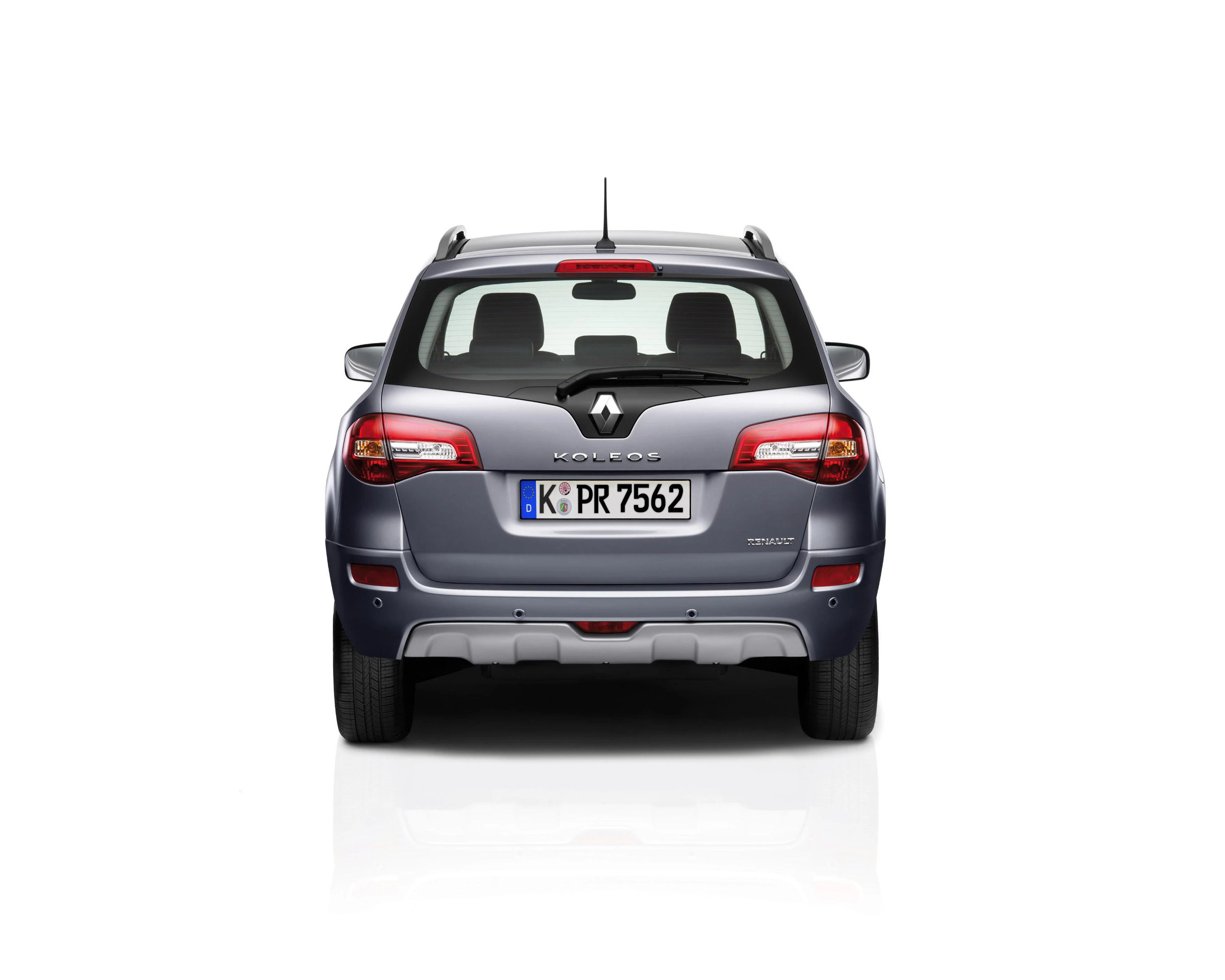 Rückansicht eines grauen Renault Koleos mit deutschem Kennzeichen vor weißem Hintergrund.