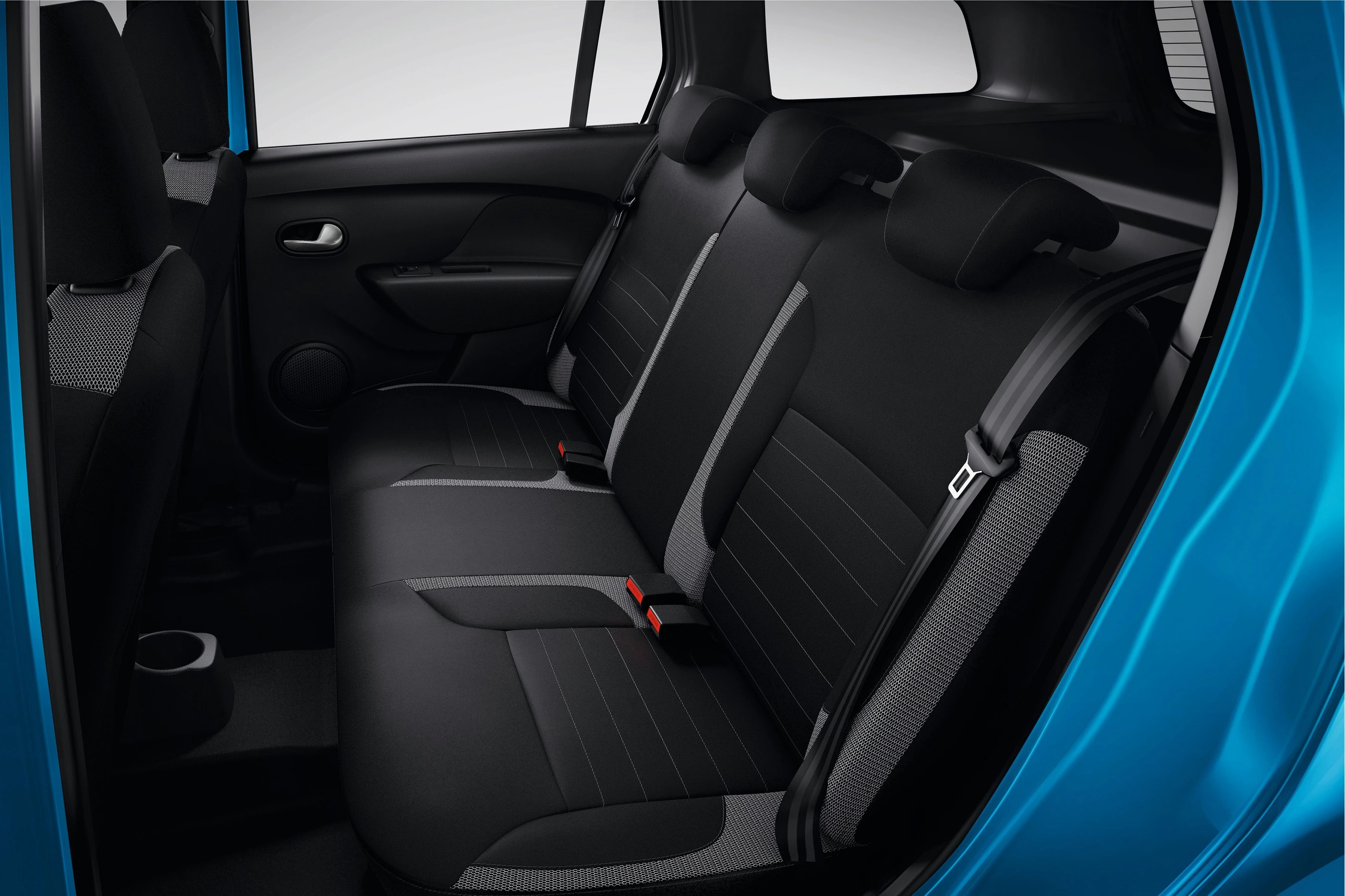 Rückbank eines Autos mit schwarzen Sitzen und grauen Akzenten, blauen Türen sichtbar, Sicherheitsgurte angelegt.
