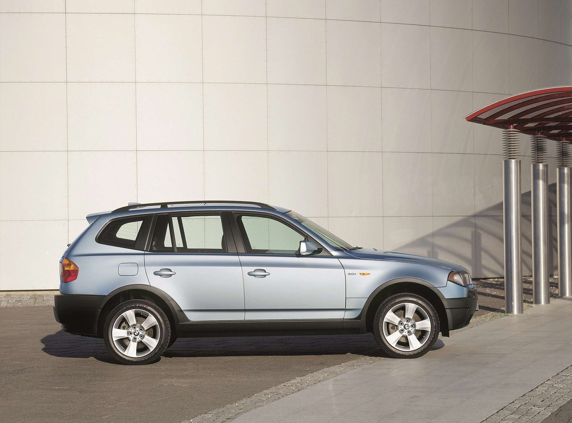 BMW X3 E83 Aussenansicht Seite statisch blau