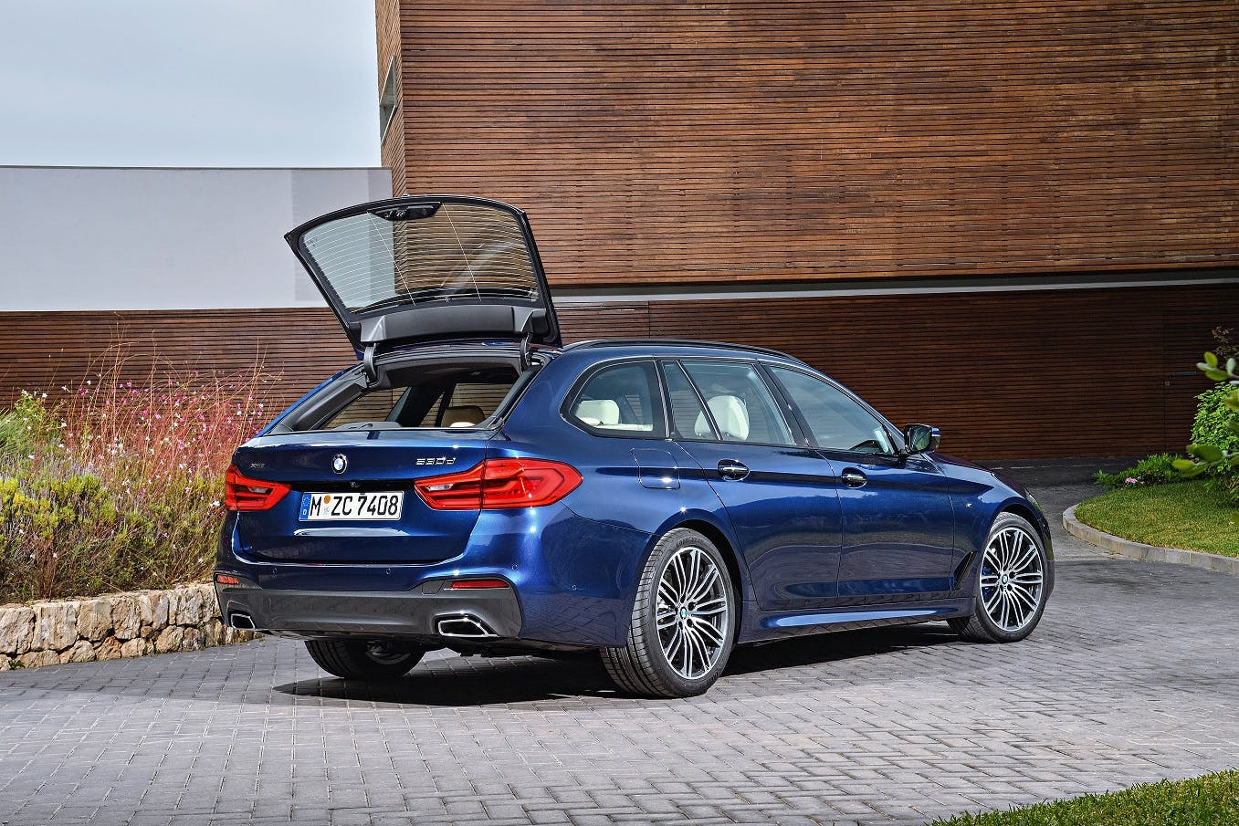 https://images.prismic.io/shacarlacca%2F6a2ba25c-3df1-40fc-ba96-10b4f783a55b_p90244997_highres_the-new-bmw-5-series.jpg?auto=compress,format&rect=0,0,1357,905&w=1357&h=905