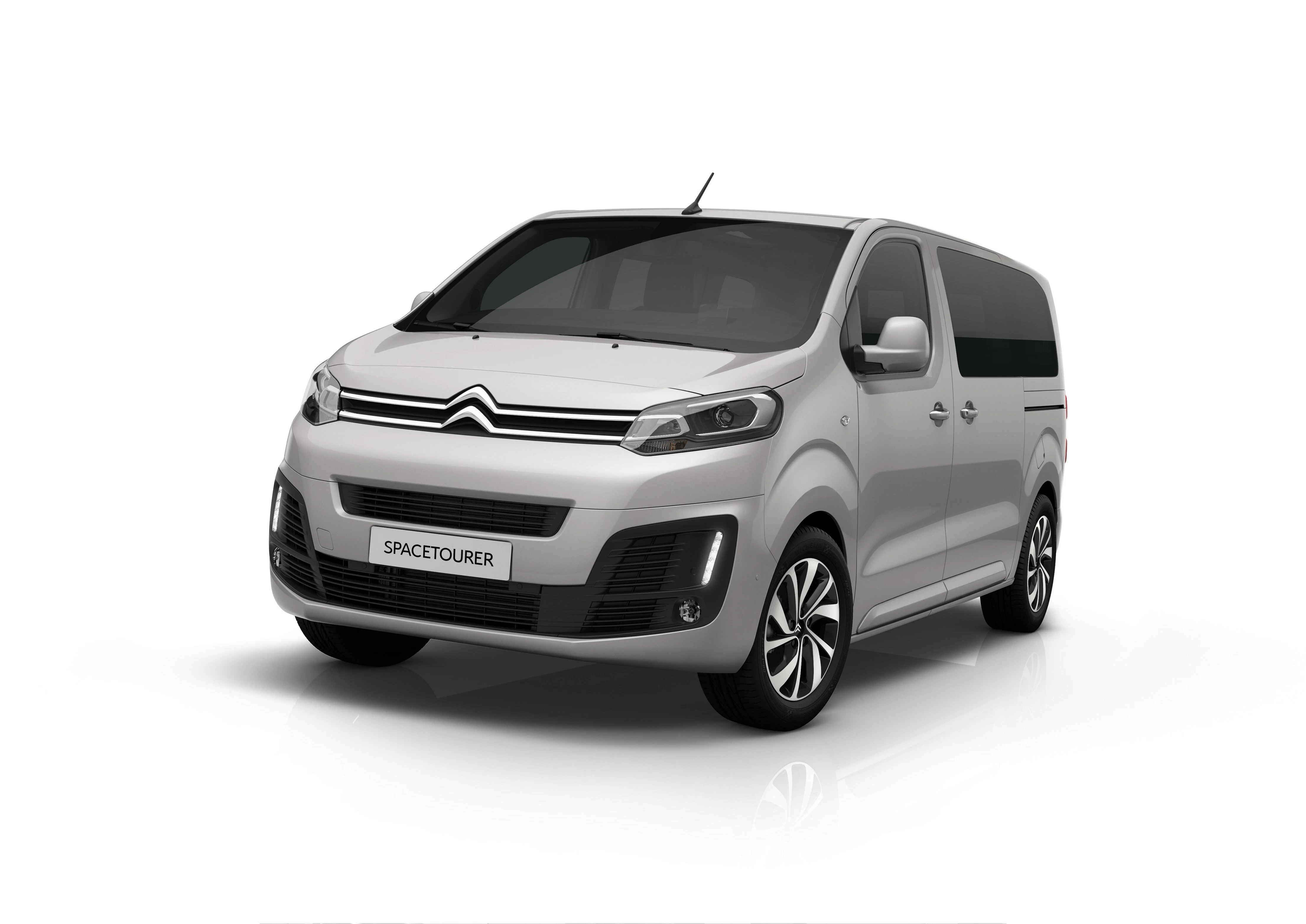 Silberner Citroën Spacetourer Minivan, schräg von vorne fotografiert, auf weißem Hintergrund.