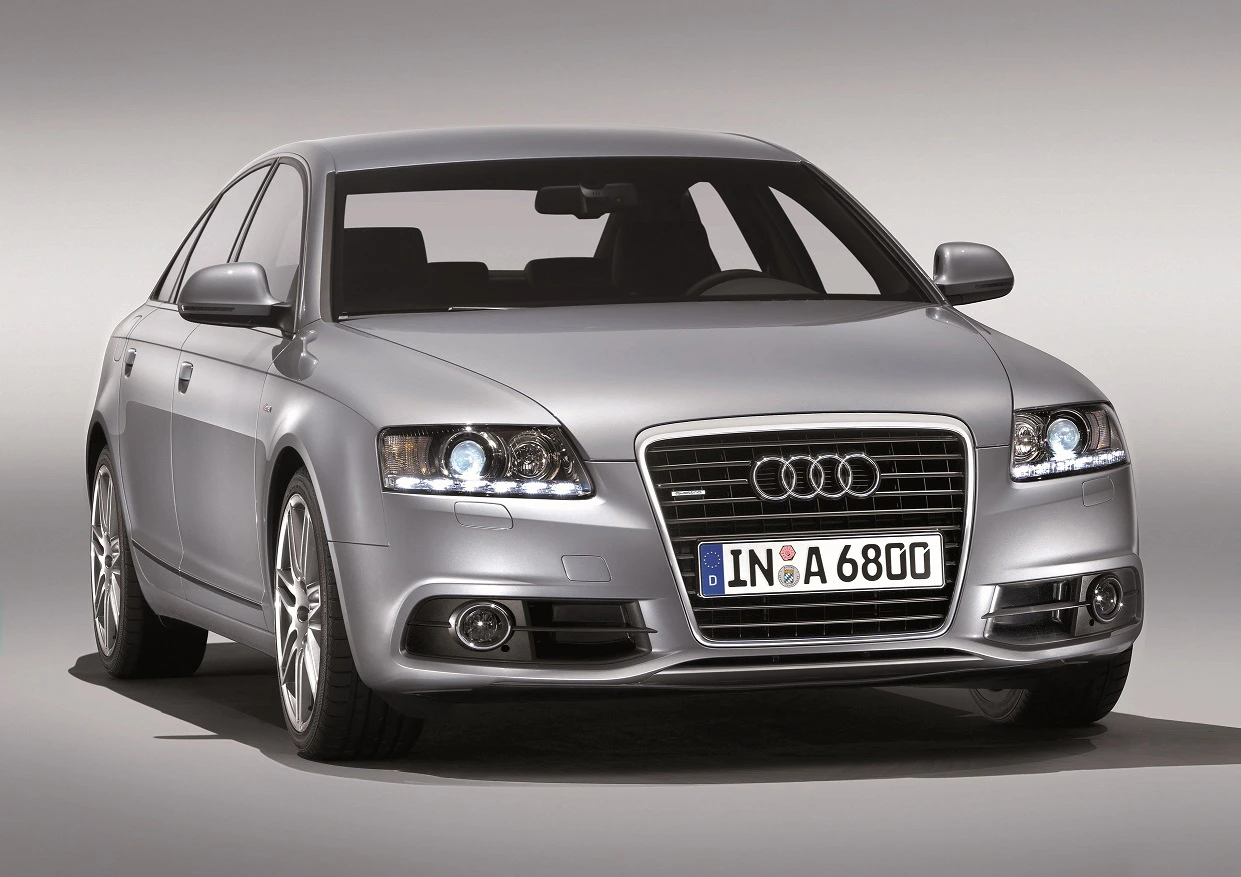 Silberner Audi A6, Frontansicht. LEDs leuchten, Fahrzeug auf hellem Hintergrund, Nummernschild mit "IN A 6800".