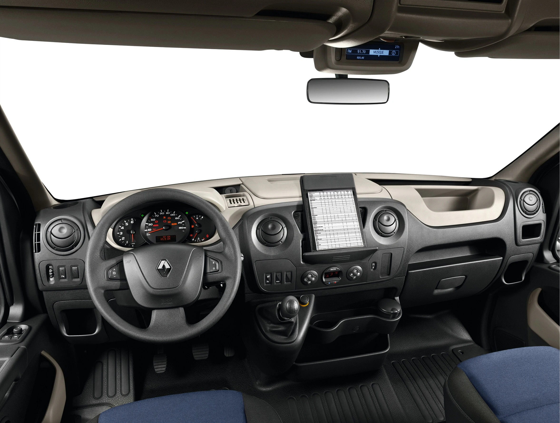 Innenraum eines Autos mit Lenkrad, Instrumententafel, Display in der Mitte und digitalen Anzeigen. Harmonische Farbkombination aus Beige und Schwarz.