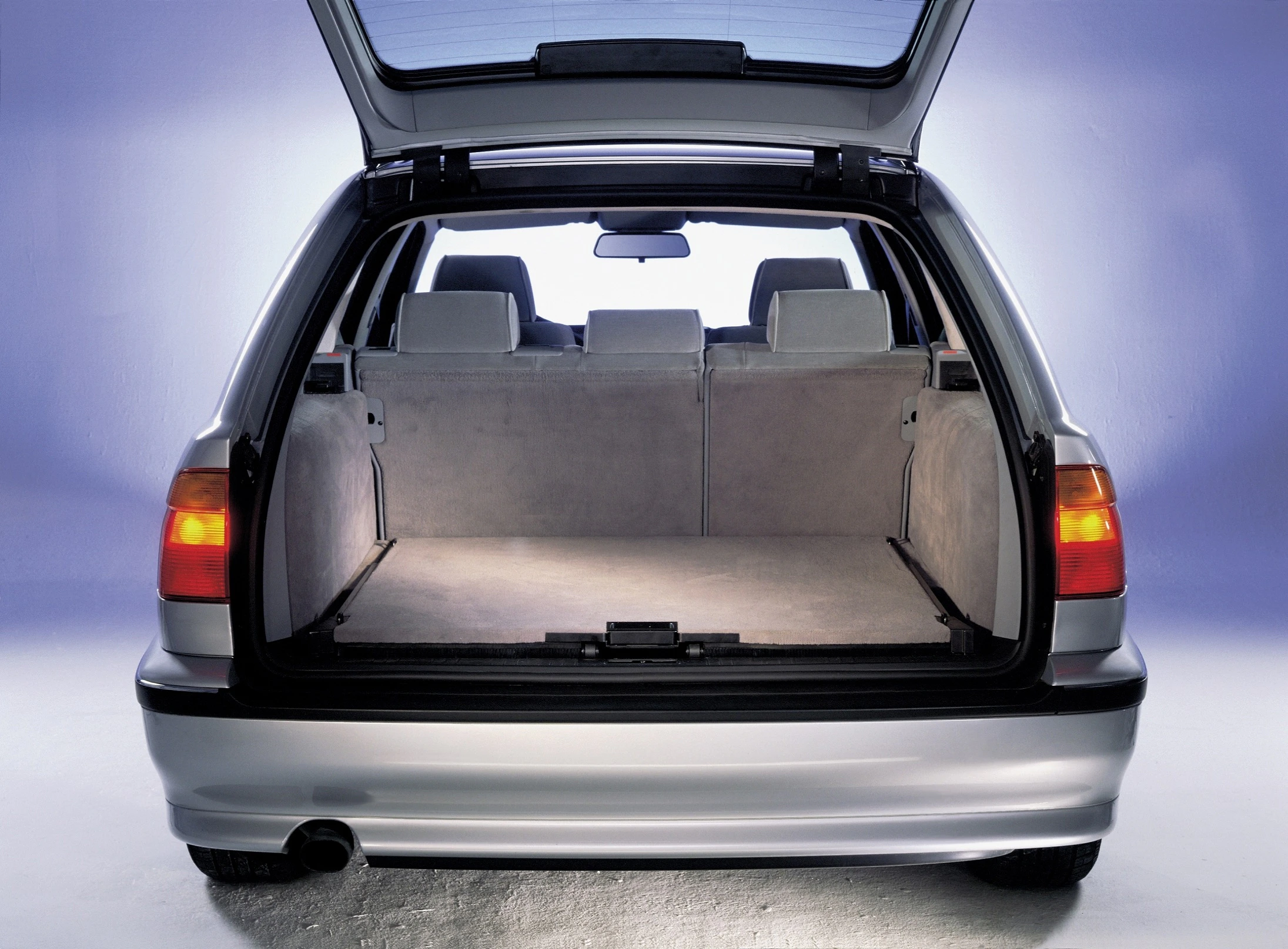 BMW 5er Touring E39 Innenansicht statisch Studio Kofferraum