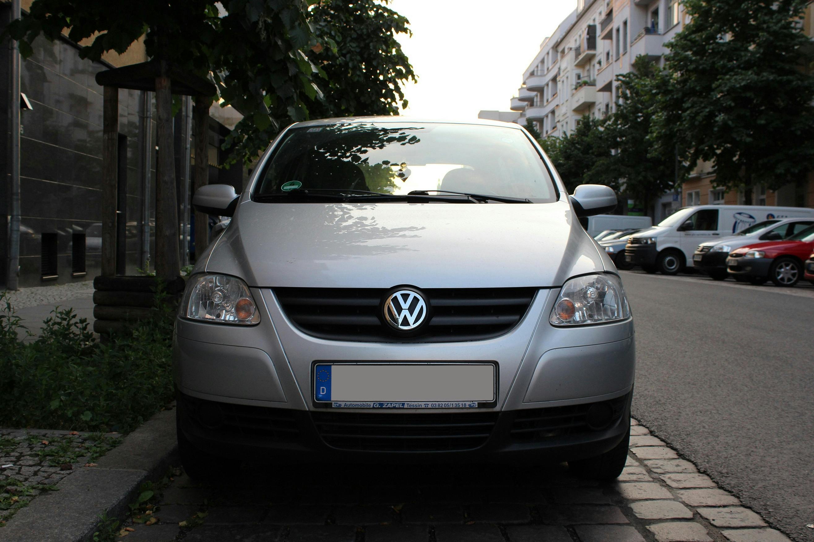 VW Fox 5Z Aussenansicht Front statisch silber