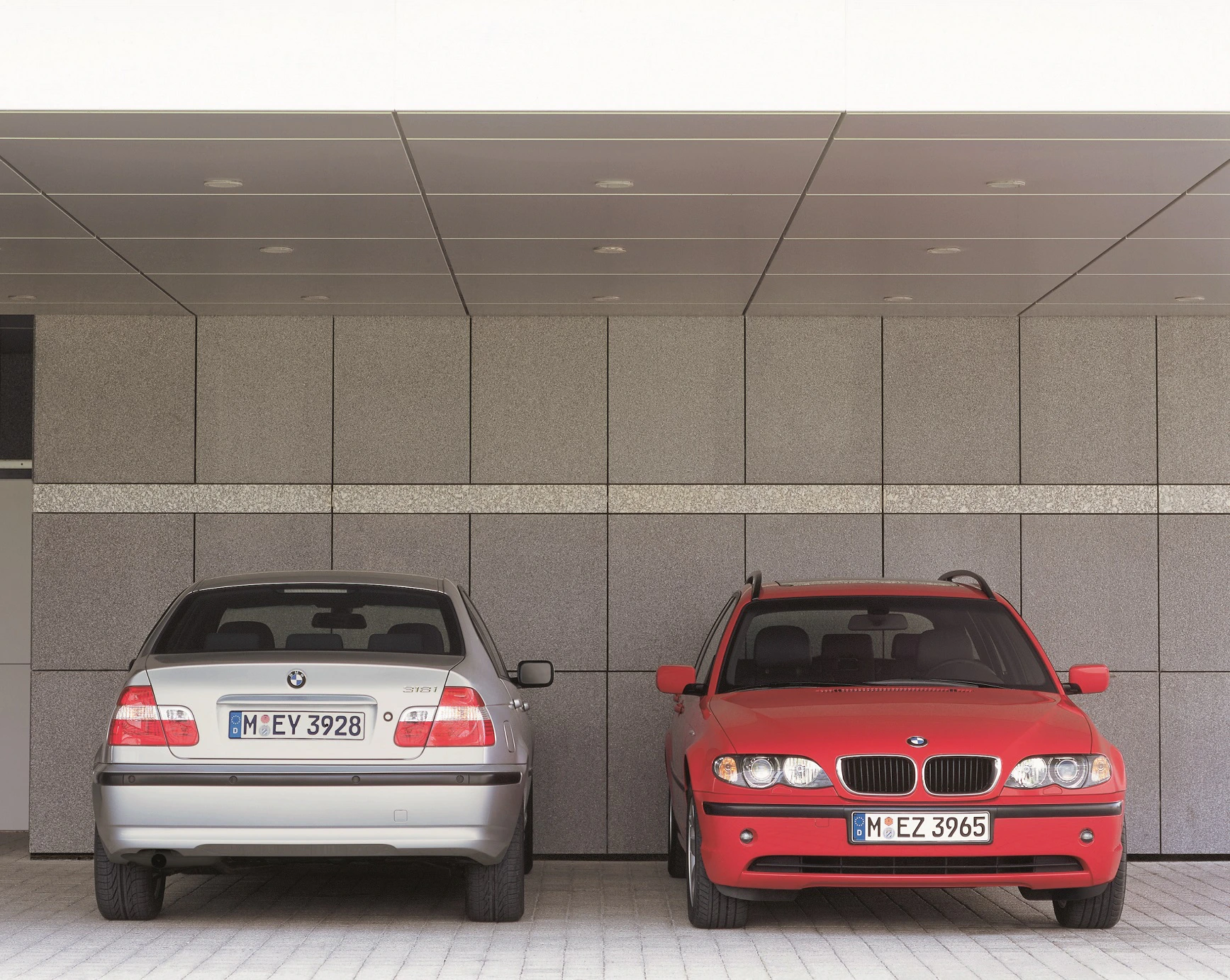 BMW 3er Limousine Touring E46 LCI Aussenansicht Heck Front statisch silber rot