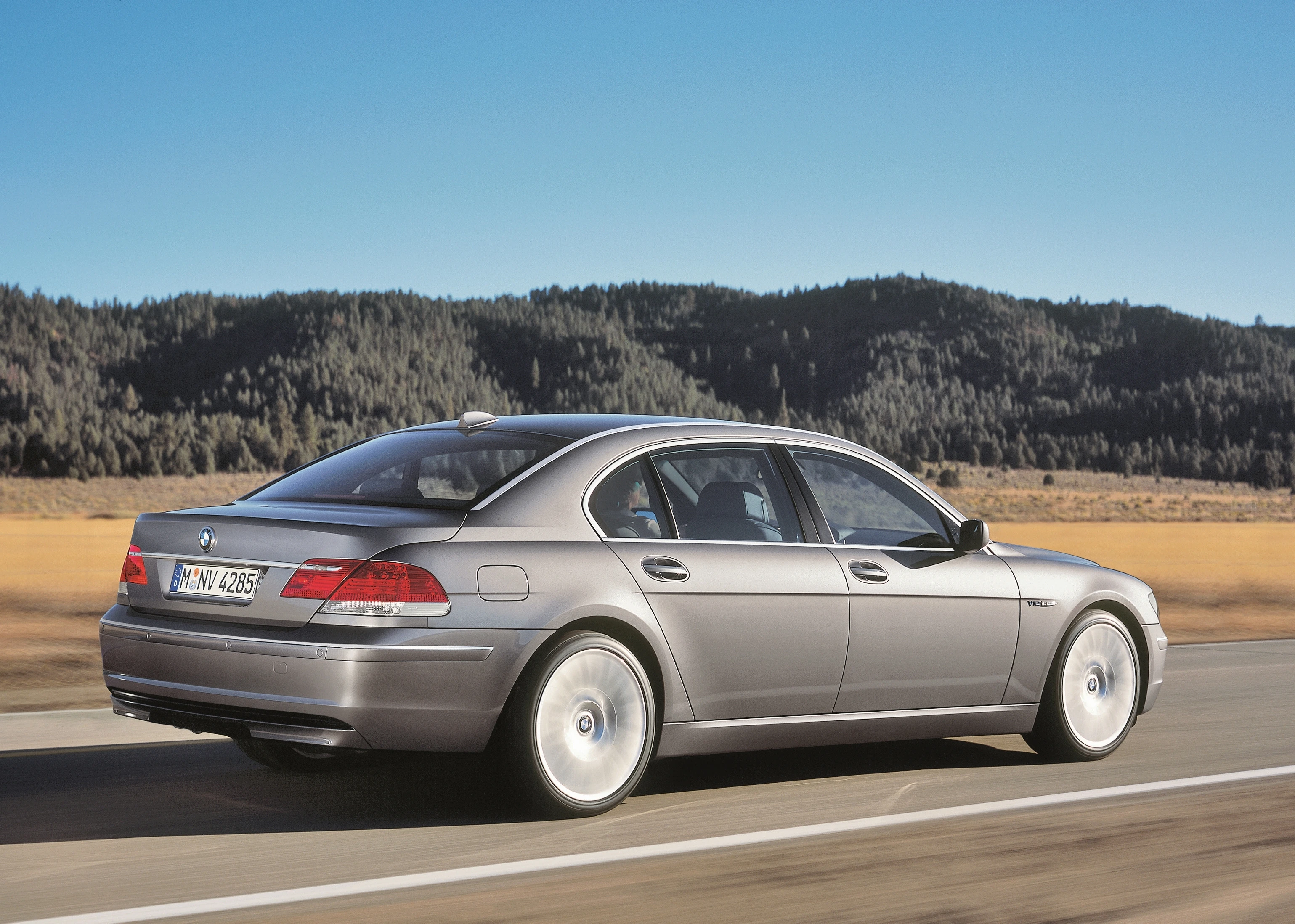 BMW 7er Limousine E65 LCI Aussenansicht Seite schräg dynamisch grau