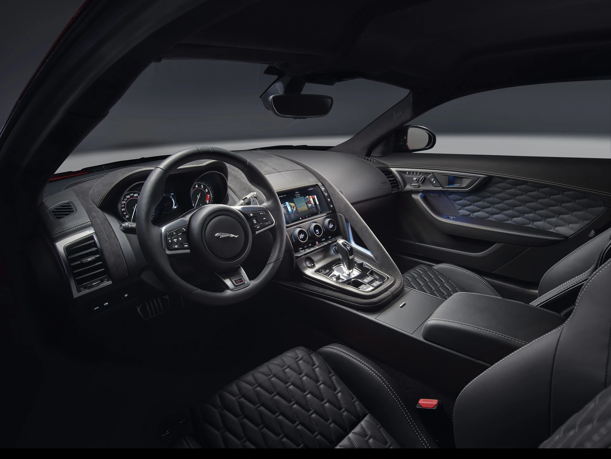 Innenraum eines Luxusautos mit Ledersitzen, Lenkrad und moderner Instrumententafel. Hochwertige Materialien und elegantes Design sind sichtbar.