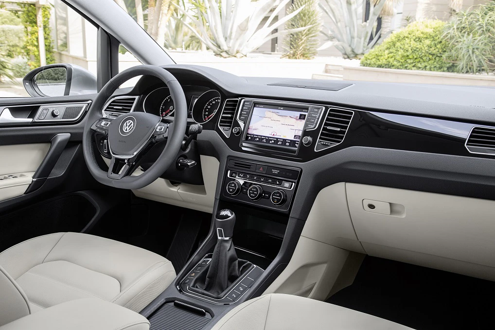 VW Golf Sportsvan Innenansicht Beifahrerposition statisch  schwarz beige