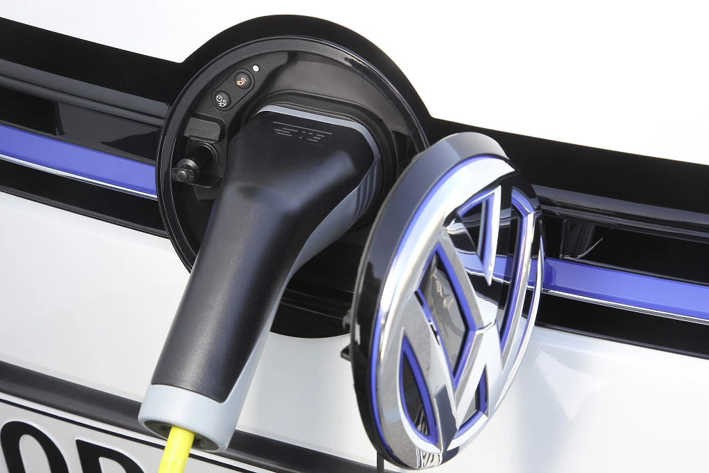 VW Golf 7 GTE Aussenansicht Detail Ladestecker statisch weiss