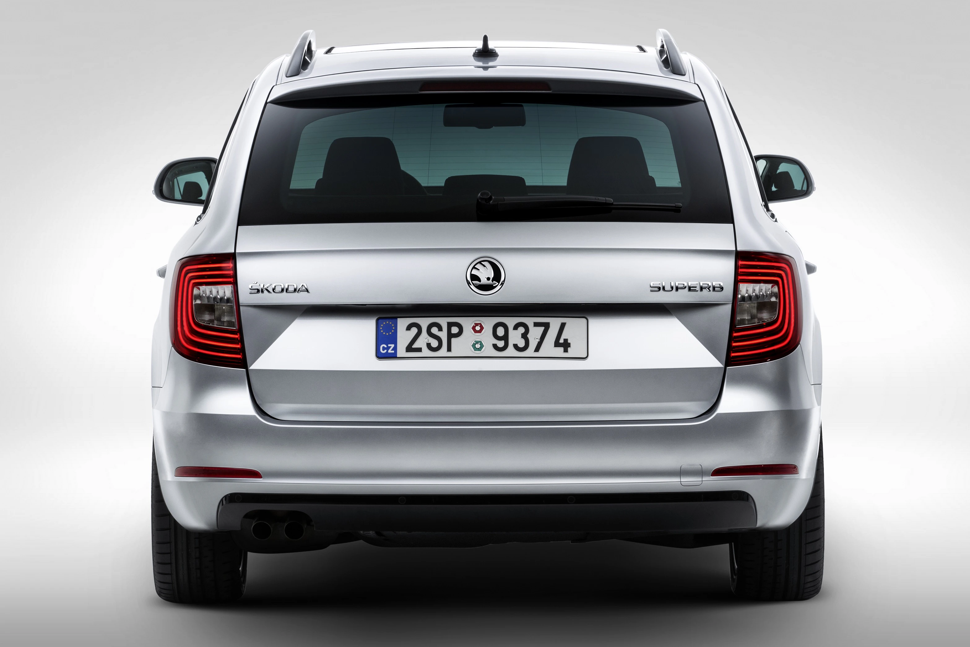 Rückansicht eines silbernen Škoda Superb Kombis mit tschechischem Kennzeichen.