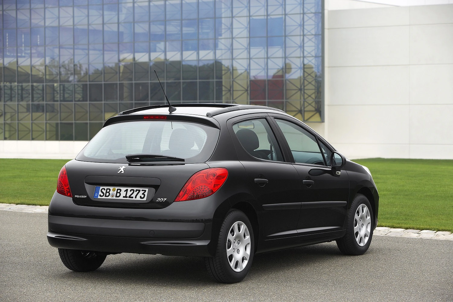 Peugeot 207 Aussenansicht Heck schräg statisch schwarz