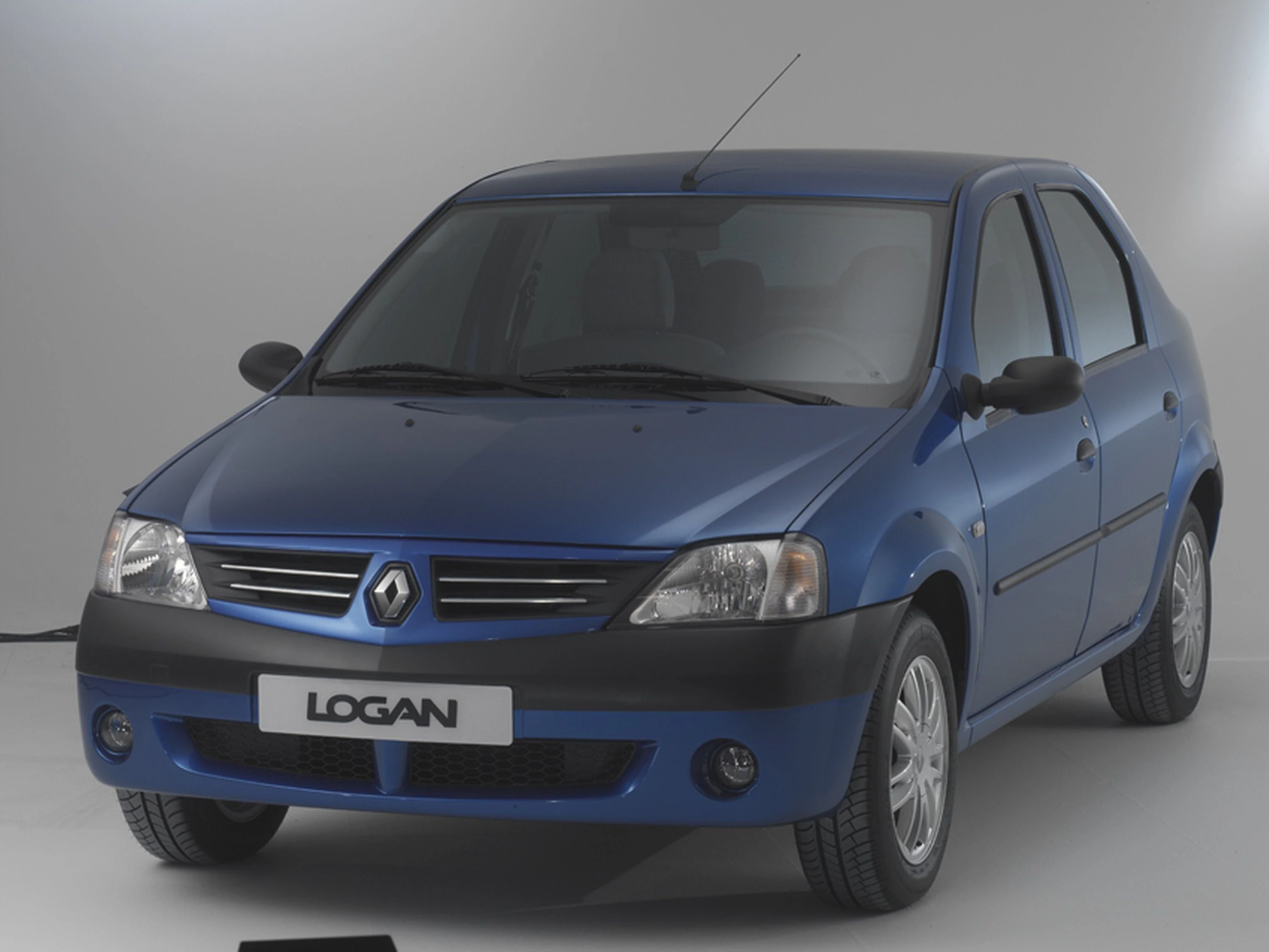 Blauer Renault Logan stehend in einem neutralen Raum, Vorderansicht. Das Auto hat einen schwarzen Frontgrill und Scheinwerfer.