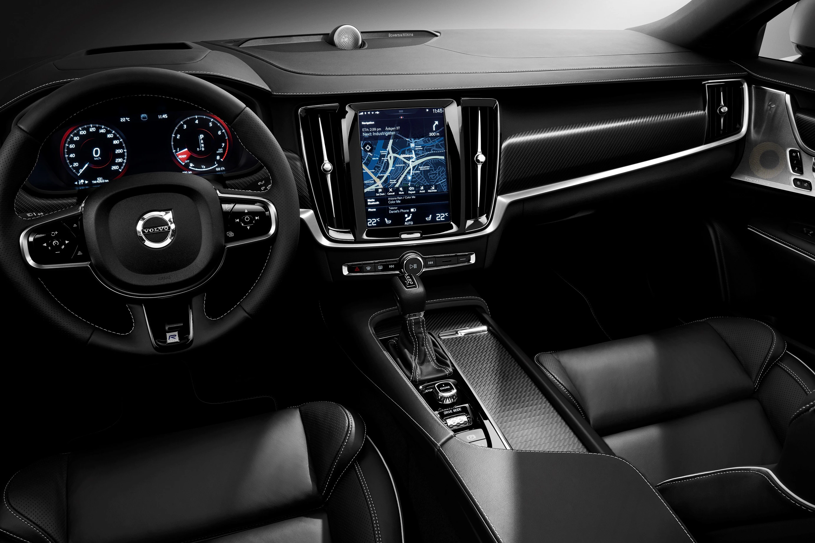 Innenraum eines modernen Autos mit schwarzem Leder, digitalem Tachometer und zentralem Bildschirm auf der Mittelkonsole.