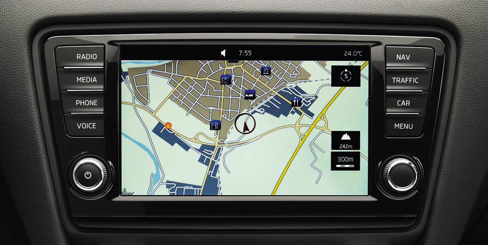 Navigationssystem in einem Auto, zeigt digitale Karte mit Routenführung. Bedientasten für Radio, Media, Telefon und mehr sind um den Bildschirm.