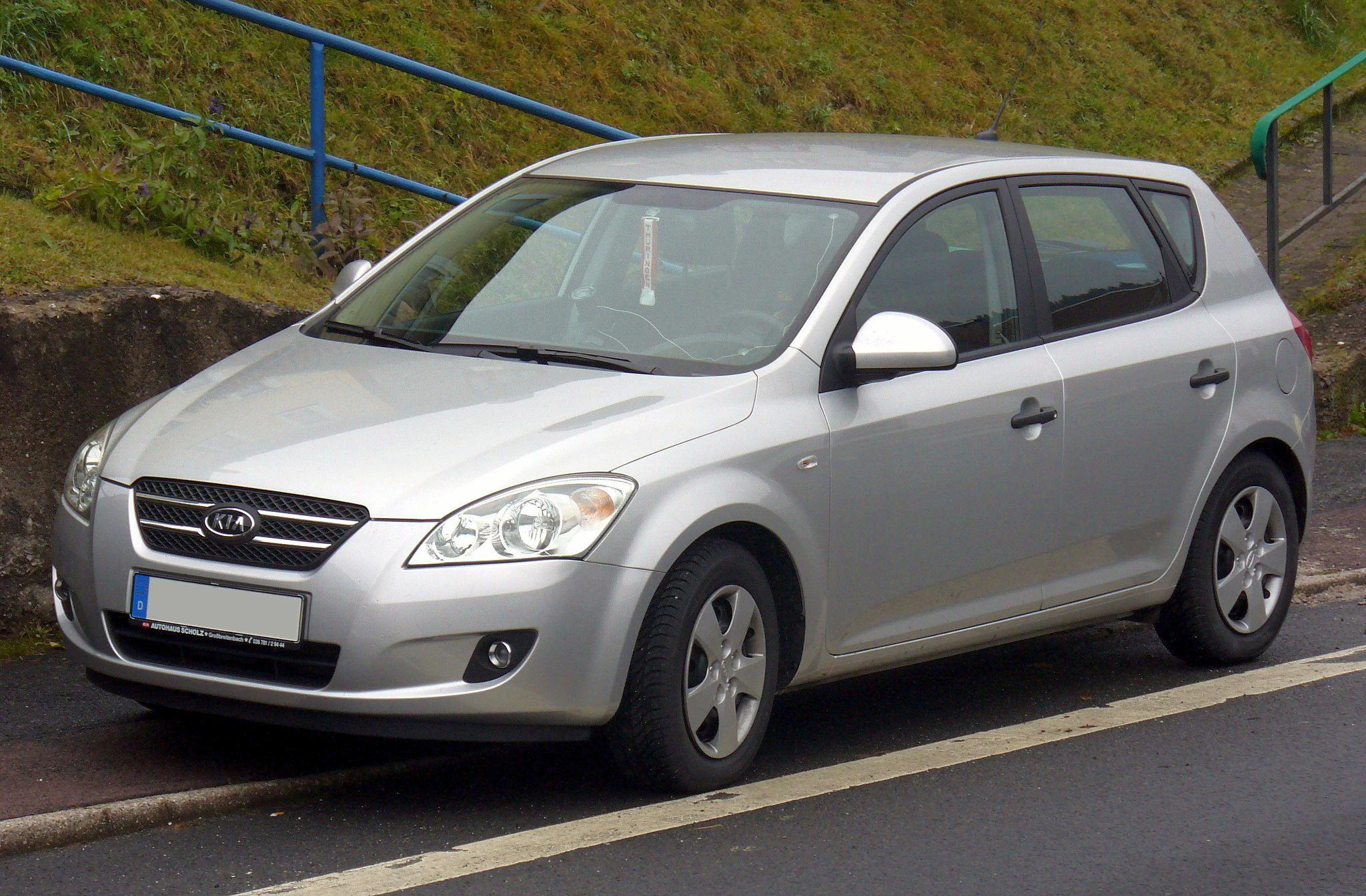 Kia Cee`d Aussenansicht Front schräg statisch silber
