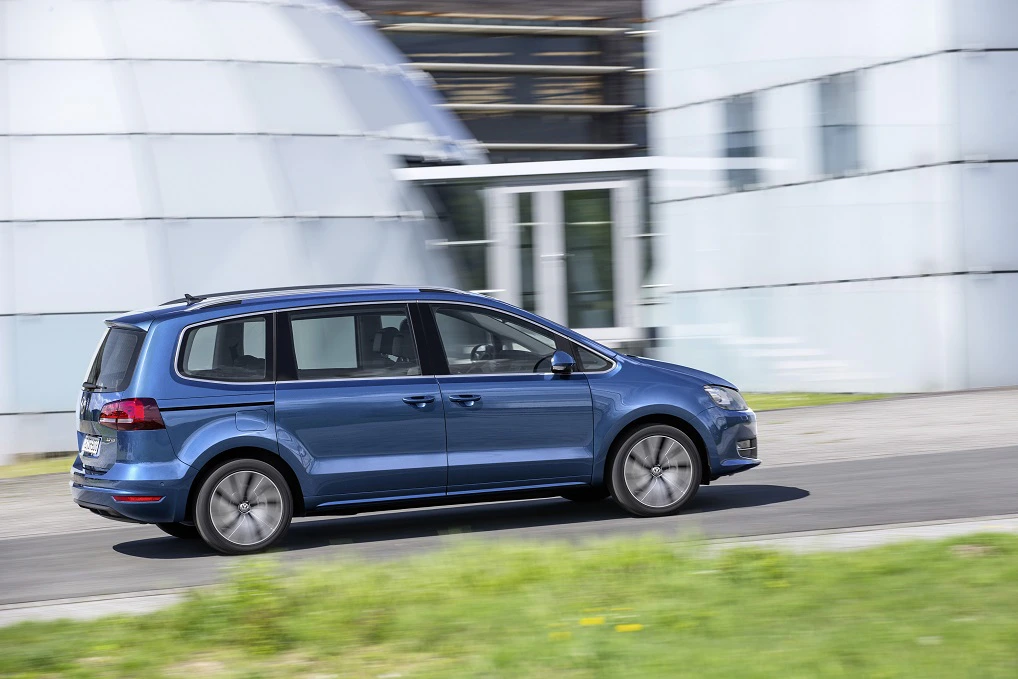 VW Sharan Aussenansicht Seite schräg dynamisch blau
