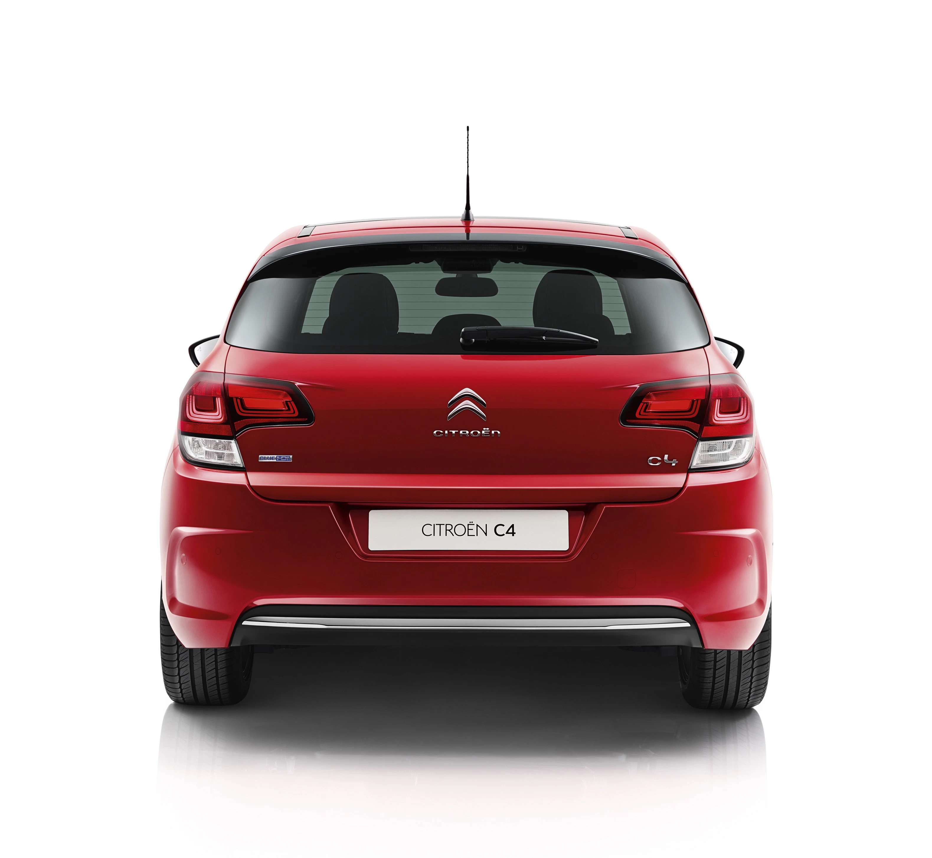 Roter Citroën C4 von hinten, auf weißem Hintergrund. Deutlich sichtbares Citroën-Logo und Modellname auf dem Nummernschild.