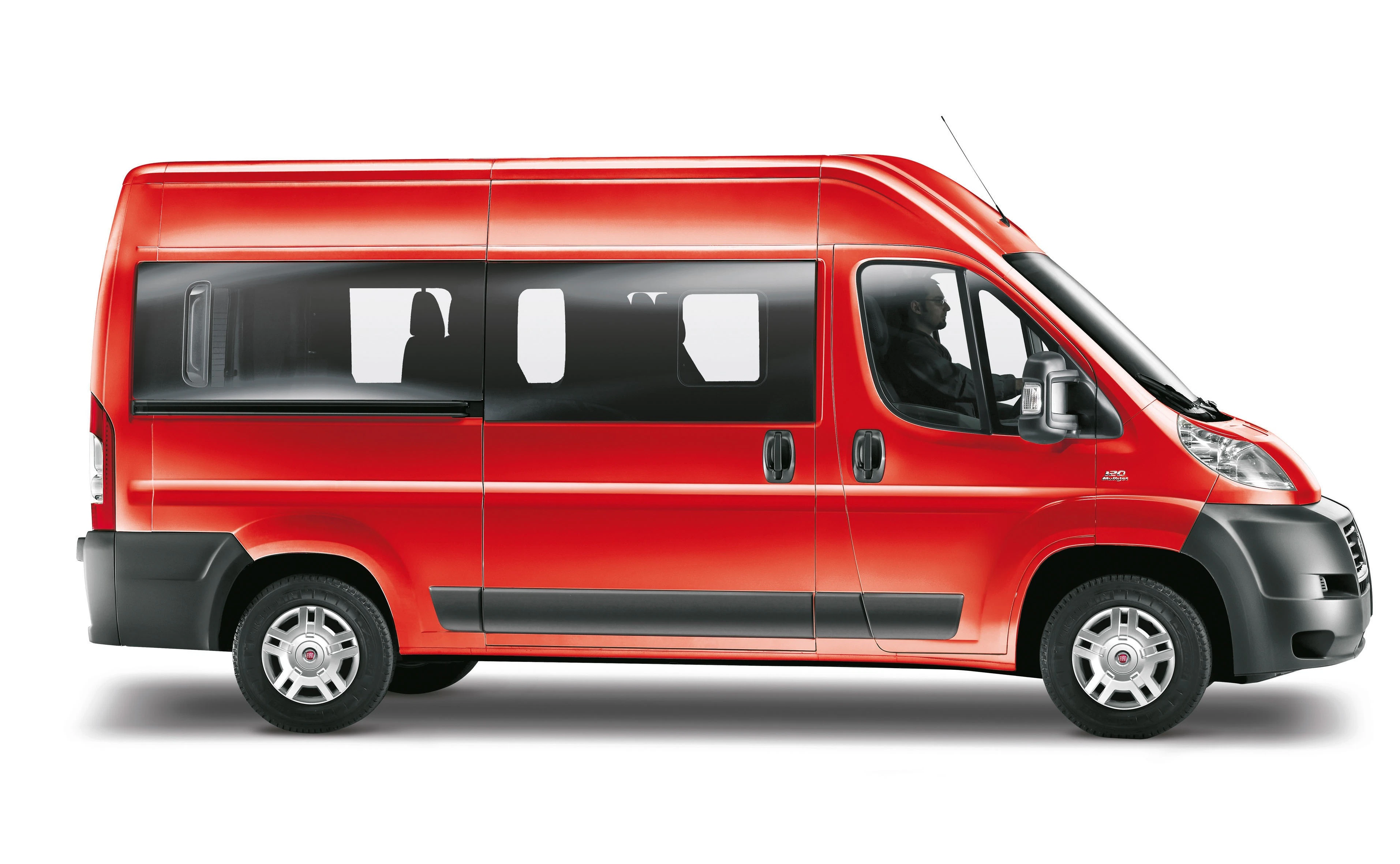 Roter Lieferwagen mit langem Radstand, Seitenfenstern und hochgezogenem Dach, seitliche Schiebetür, auf weißem Hintergrund.