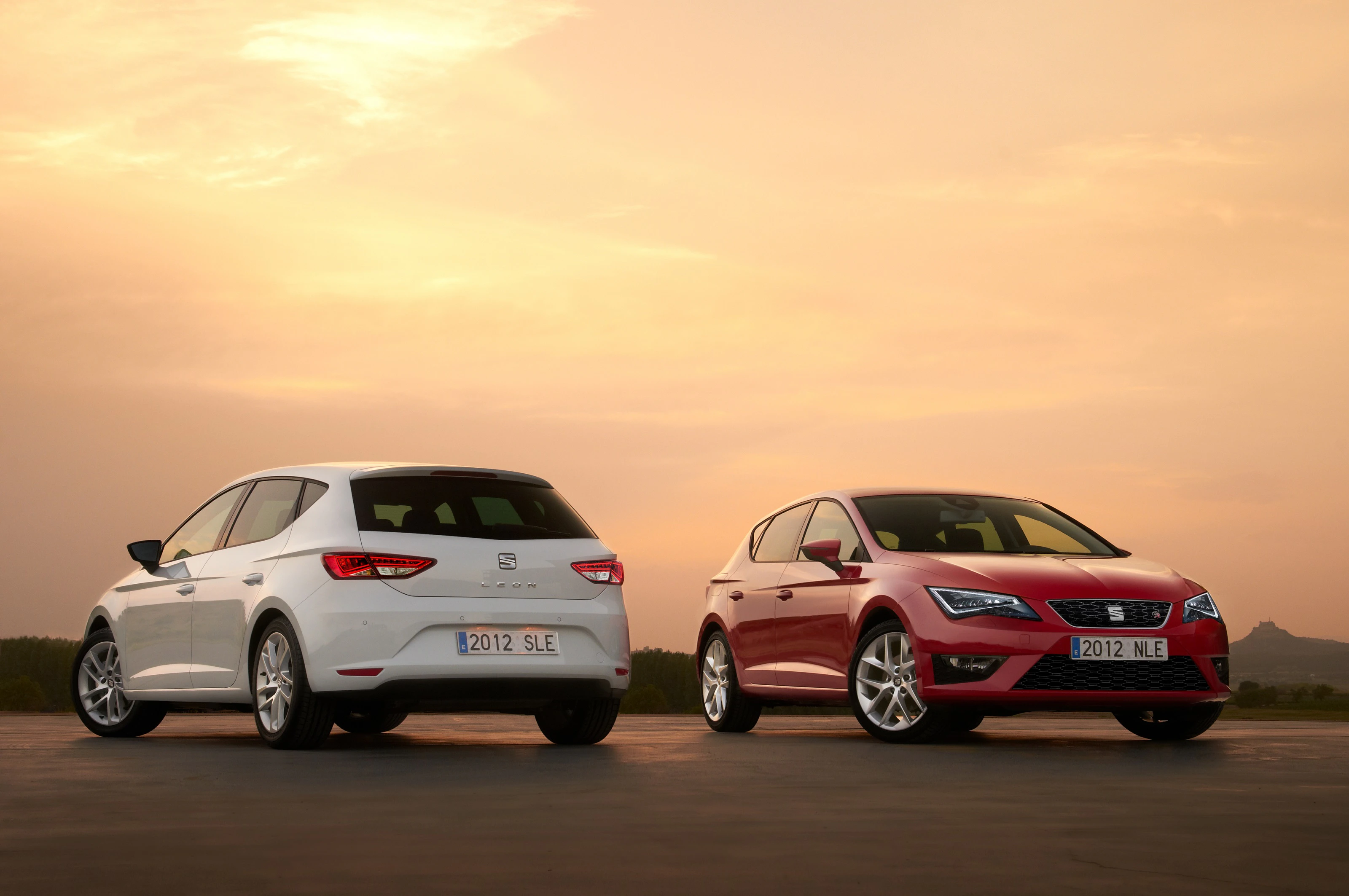 SEAT Leon 5F Heck Front schräg statisch weiss rot