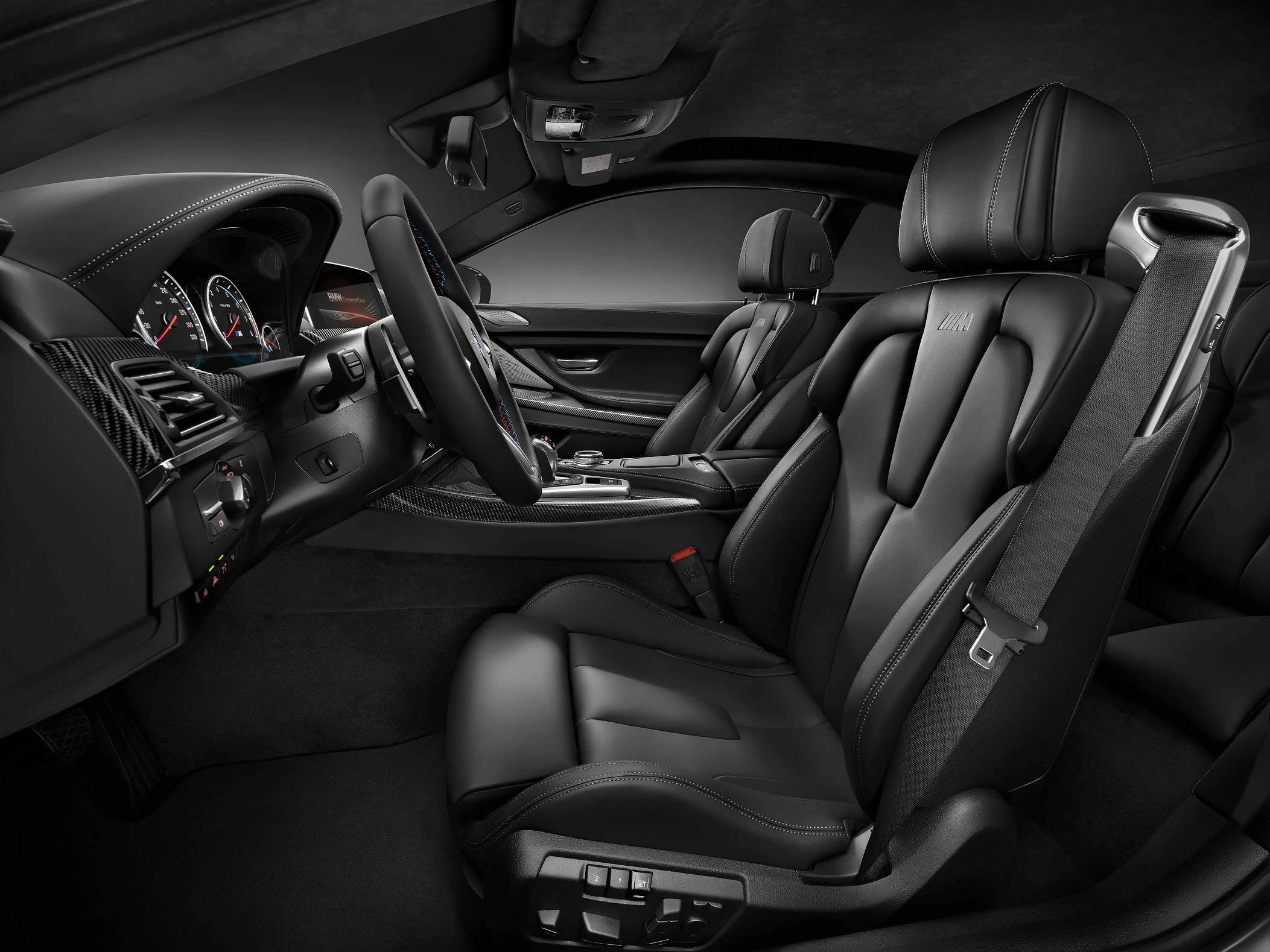 Innenraum eines modernen Autos, mit schwarzen Ledersitzen, beleuchtetem Armaturenbrett und Konsole. Elegant und stilvoll gestaltet.