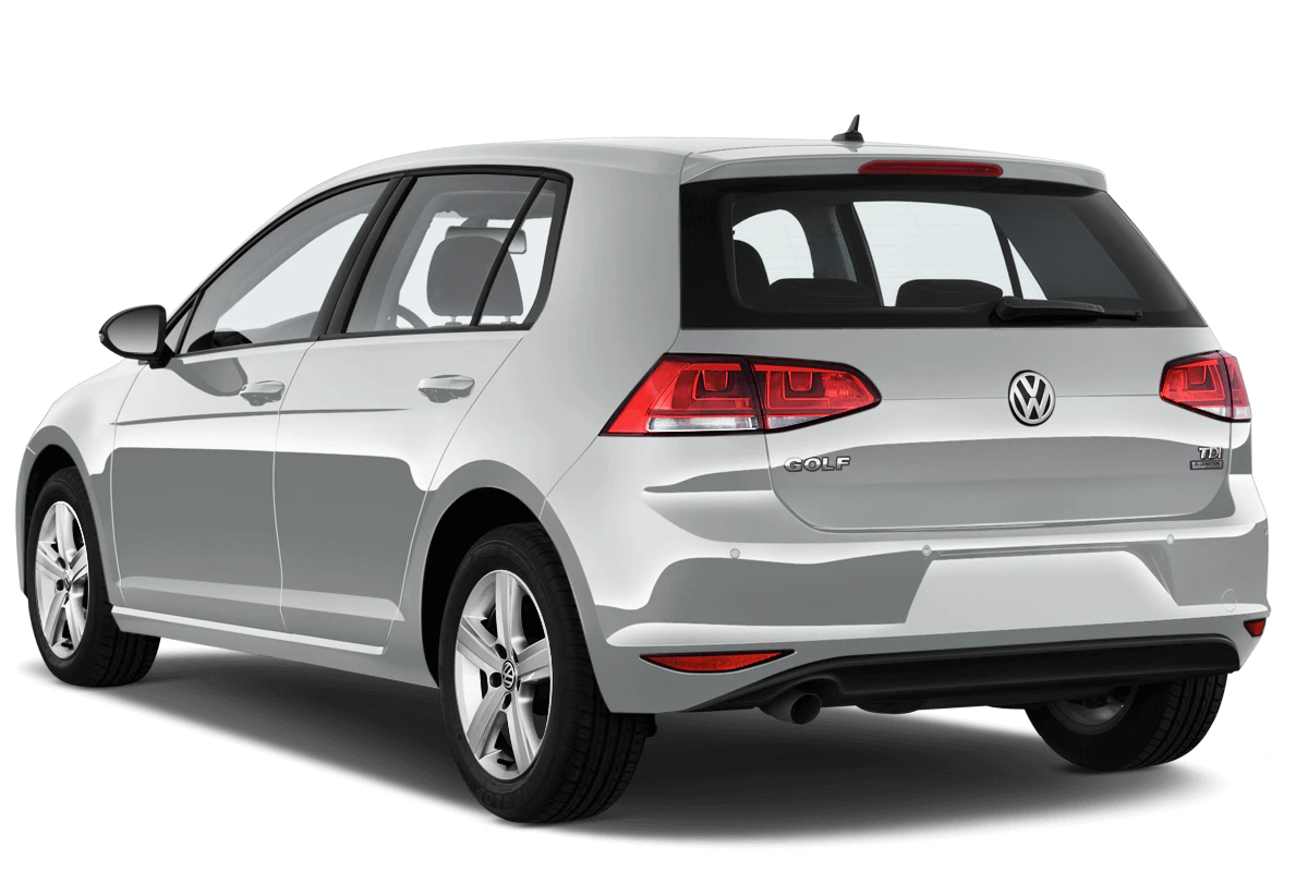 Silberner Volkswagen Golf von hinten, auf weißem Hintergrund. Kompakter Fünftürer mit markanten Rückleuchten und VW-Logo.