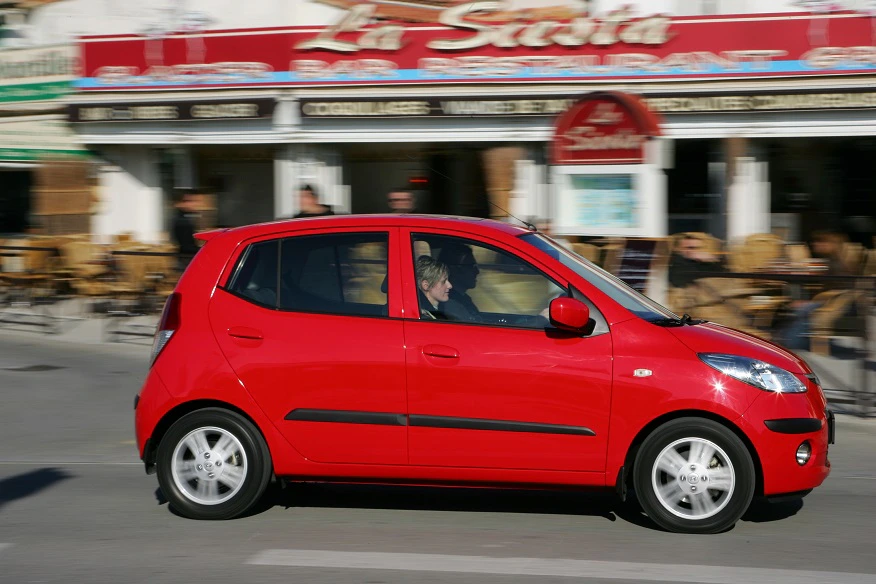 Hyundai i10 Aussenansicht Seite dynamisch rot