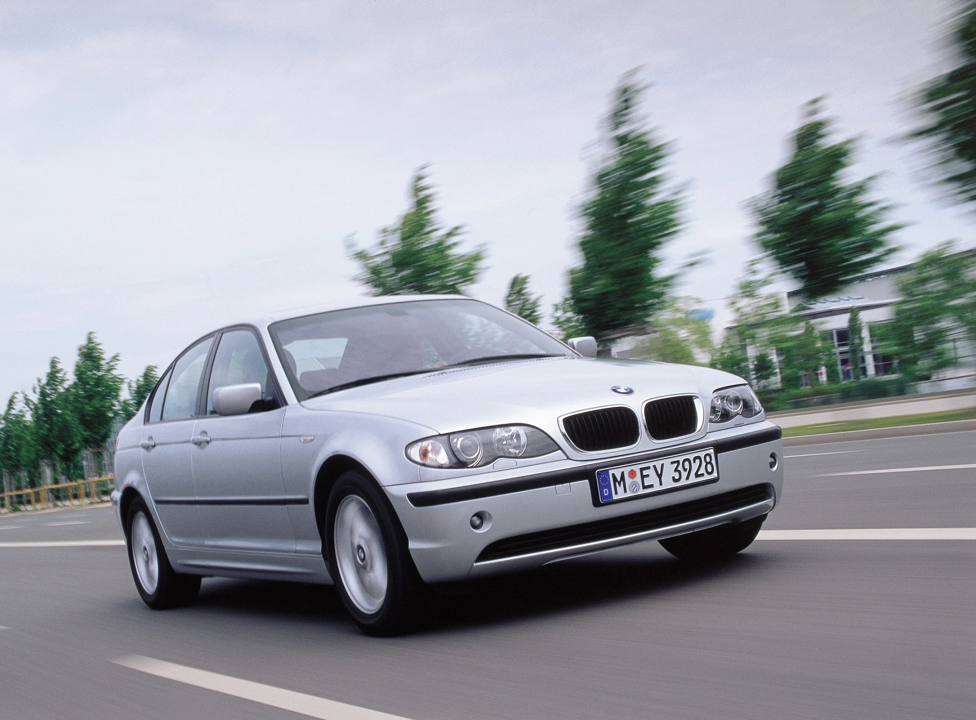 BMW 3er Limousine E46 LCI Aussenansicht Front schräg dynamisc silber