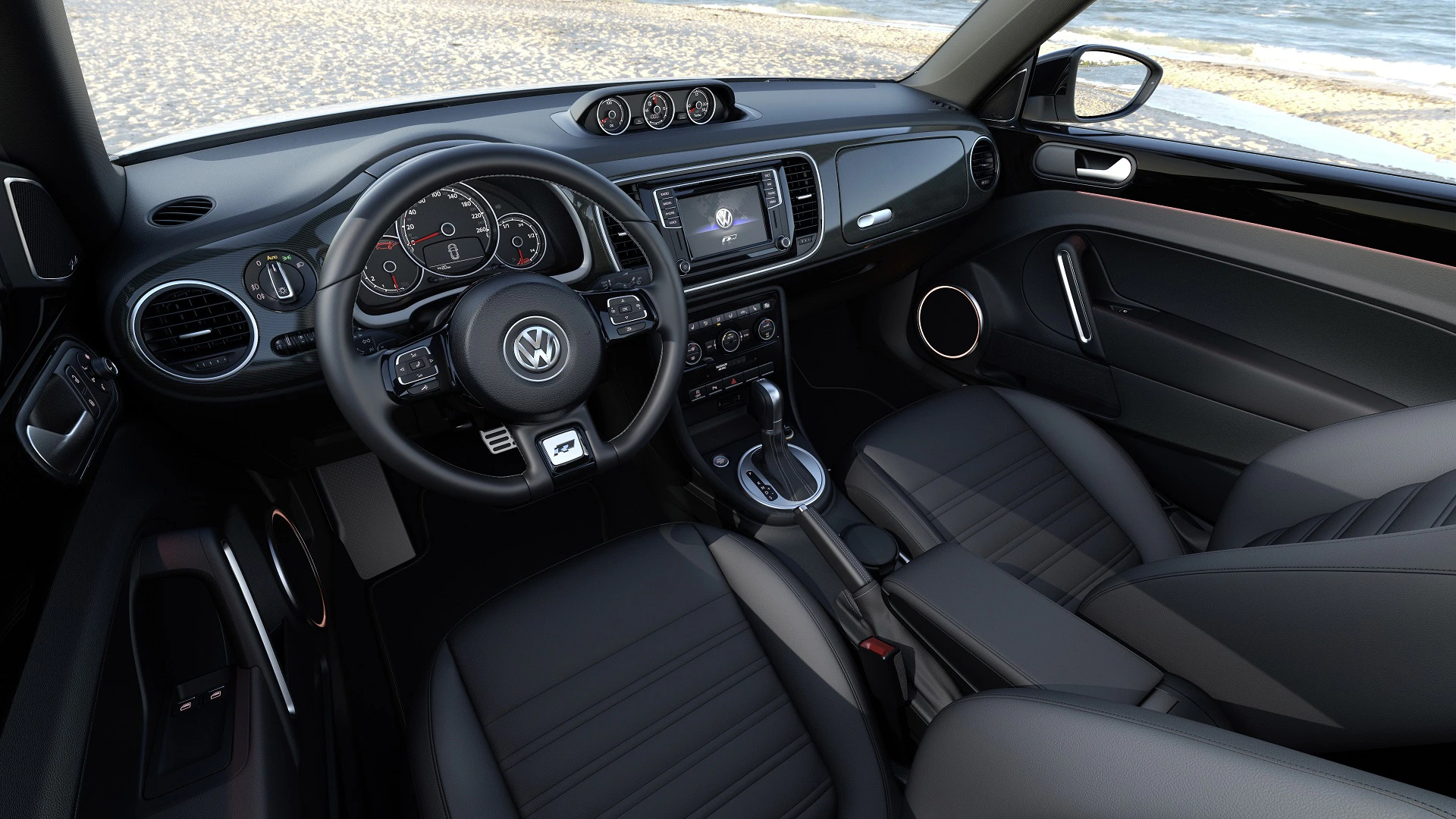 Innenraum eines Autos mit Lederpolstern, Armaturenbrett mit Rundinstrumenten und Navigationsbildschirm, Meerblick im Hintergrund.