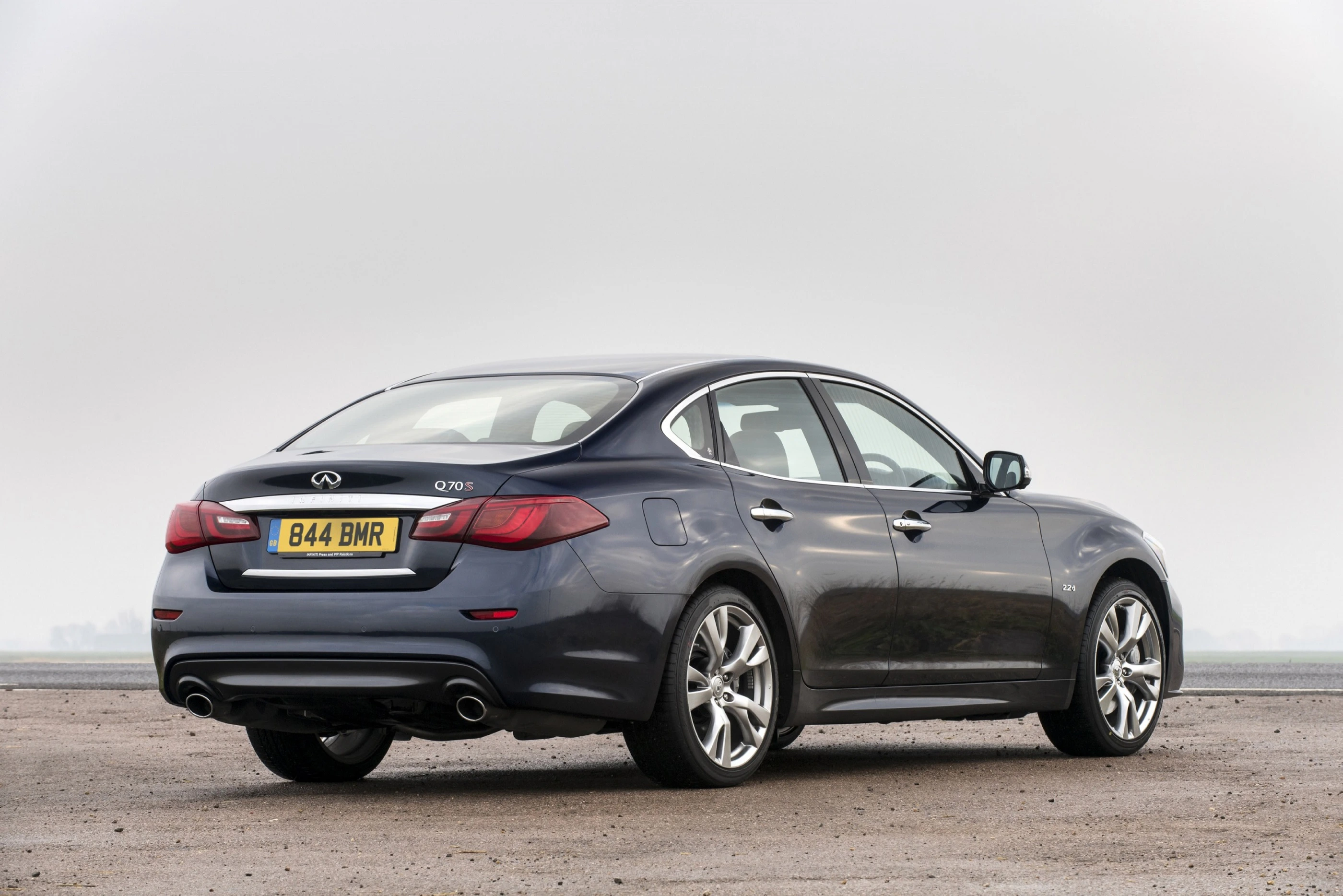 Infiniti Q70 Aussenansicht Heck schräg statisch dunkelblau